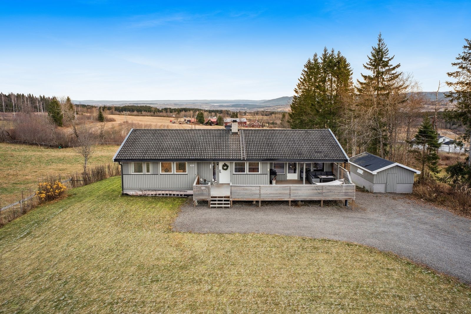 Gruslagt biloppstillingsplass gir god plass til parkering på eiendommen. Galleribilde