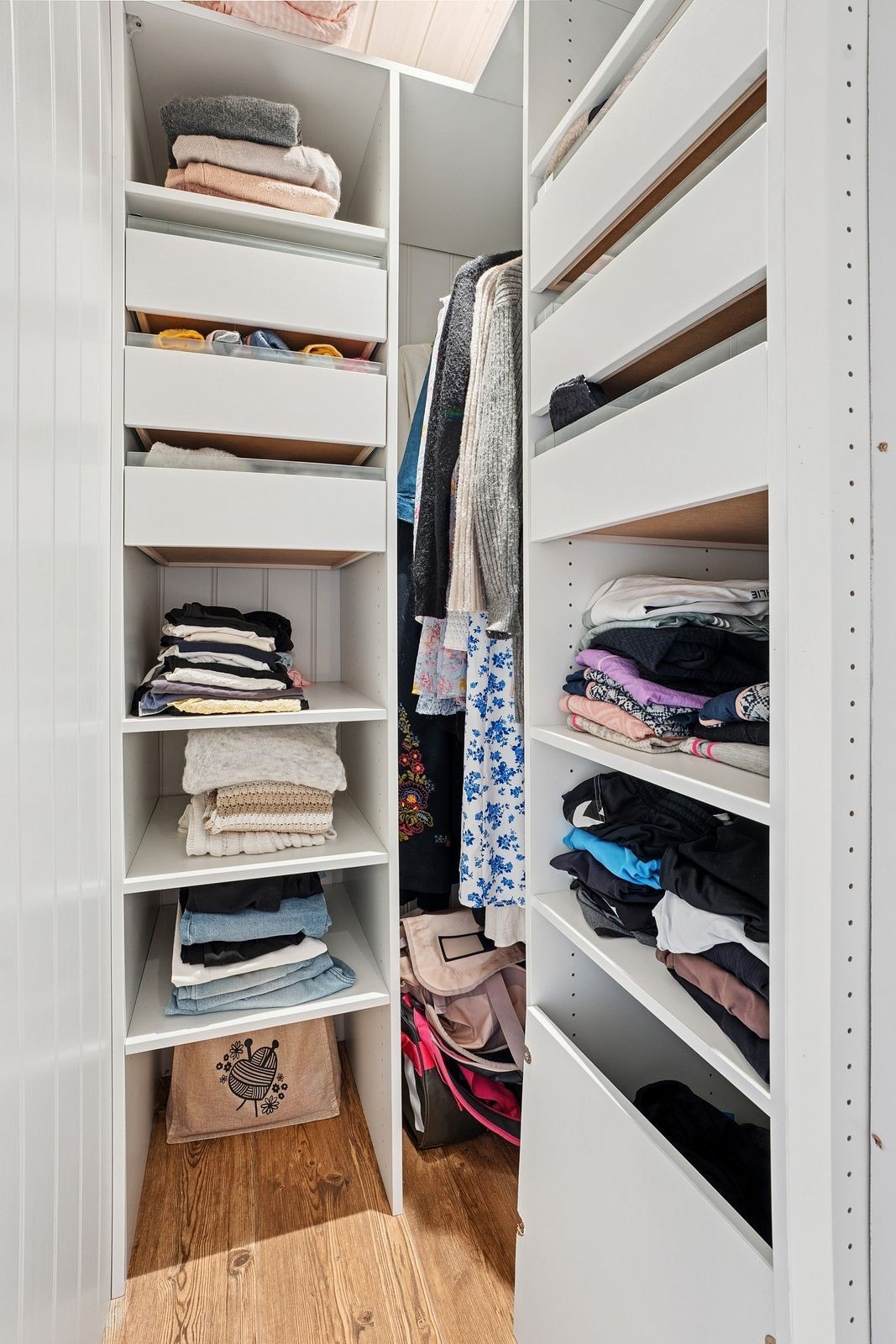 Hovedsoverommet har egen walk-in garderobe med gode oppbevaringsløsninger. Galleribilde