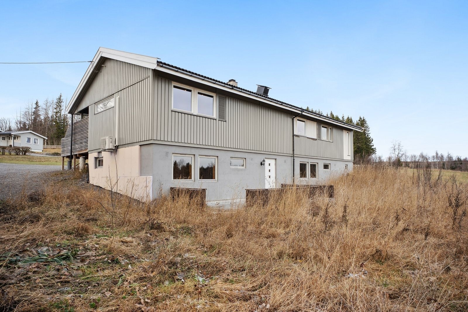 Egen inngang med terrasse til sokkeletasjen. Galleribilde