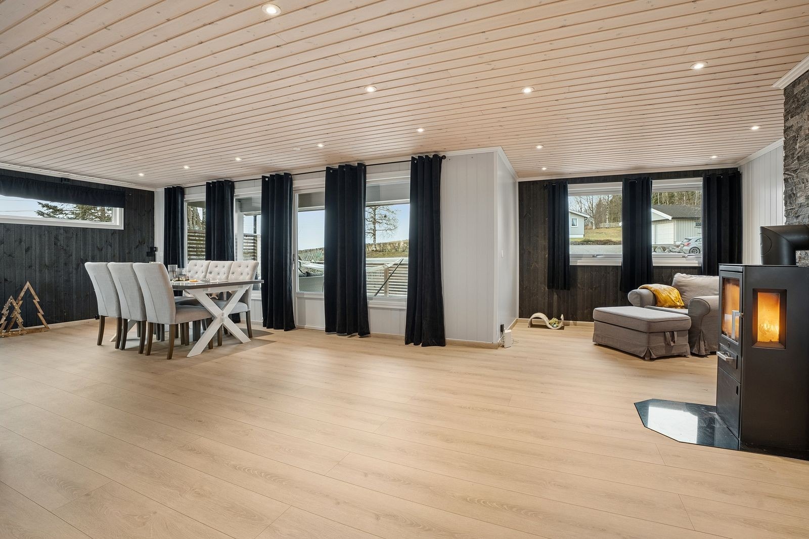 Stuen har god plass til å møblere i flere soner. Galleribilde