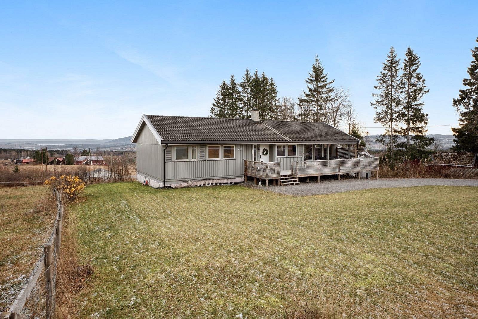 Lettstelt og solrik hage med rikelig av boltreplass for liten og stor. Galleribilde