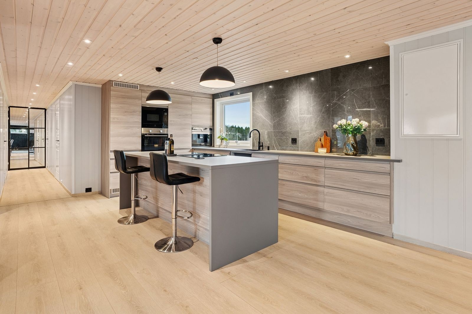 Moderne og innholdsrikt kjøkken, perfekt for familielivet. Galleribilde