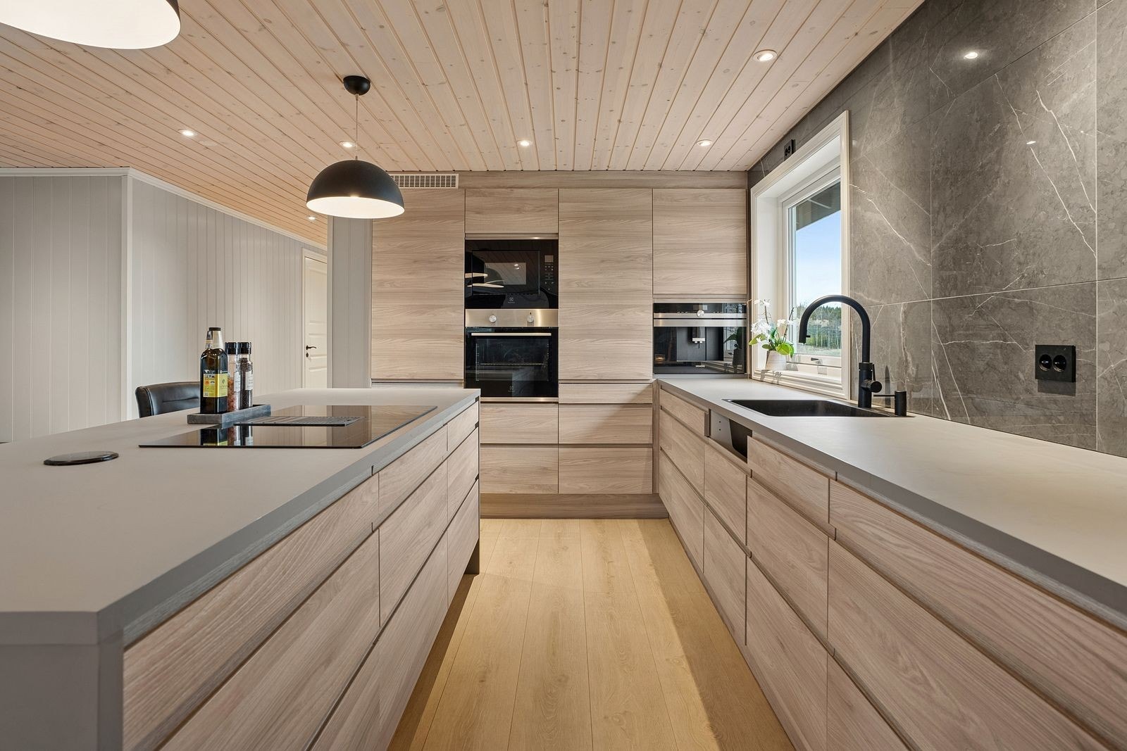 Lyse treflater og elegante kontraster gir en varm og innbydende atmosfære. Galleribilde