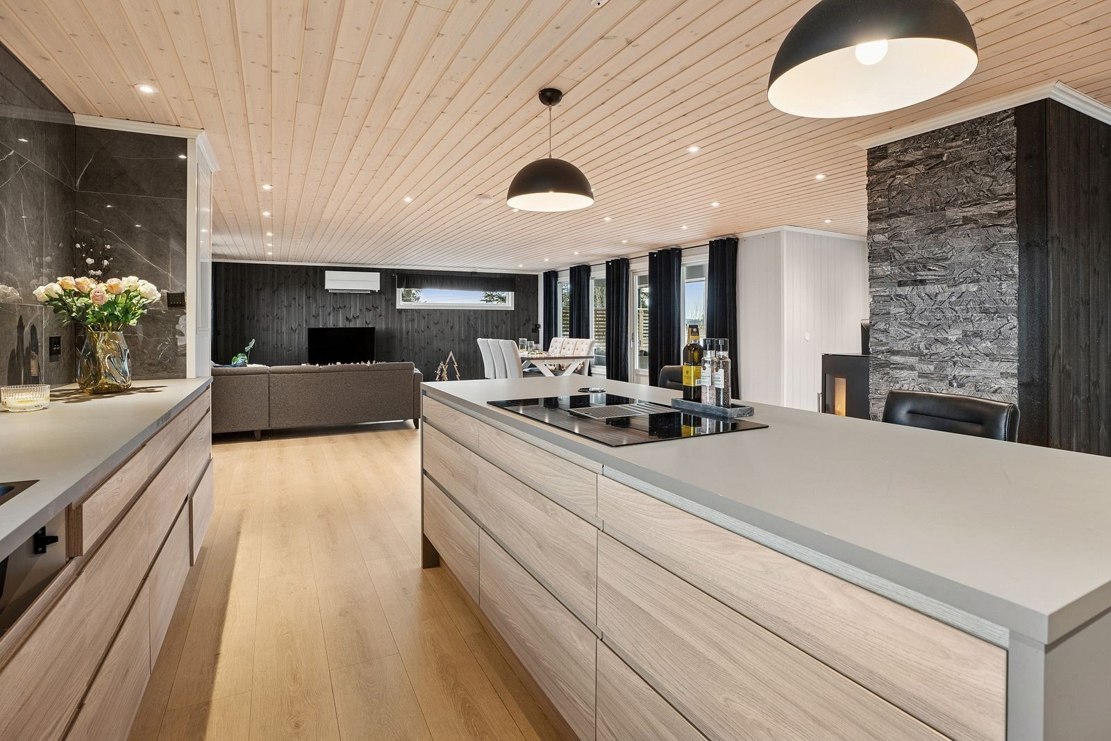 Fra kjøkkenet er det utsikt mot stuen, som gir en åpen planløsning. Galleribilde