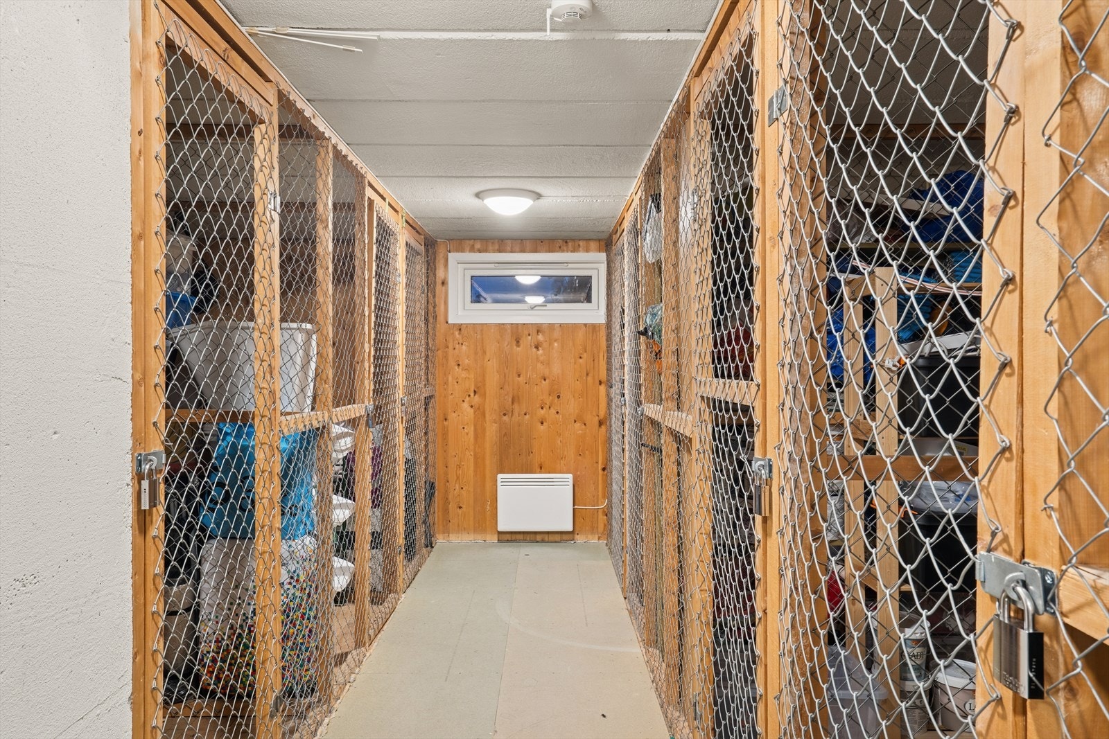 To separate boder i kjeller gir praktisk oppbevaringsplass til leiligheten. Galleribilde