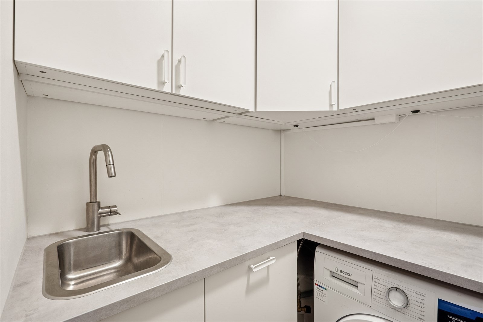 Folierte skrog med slette fronter og laminert benkeplate gir en praktisk arbeidsflate. Galleribilde