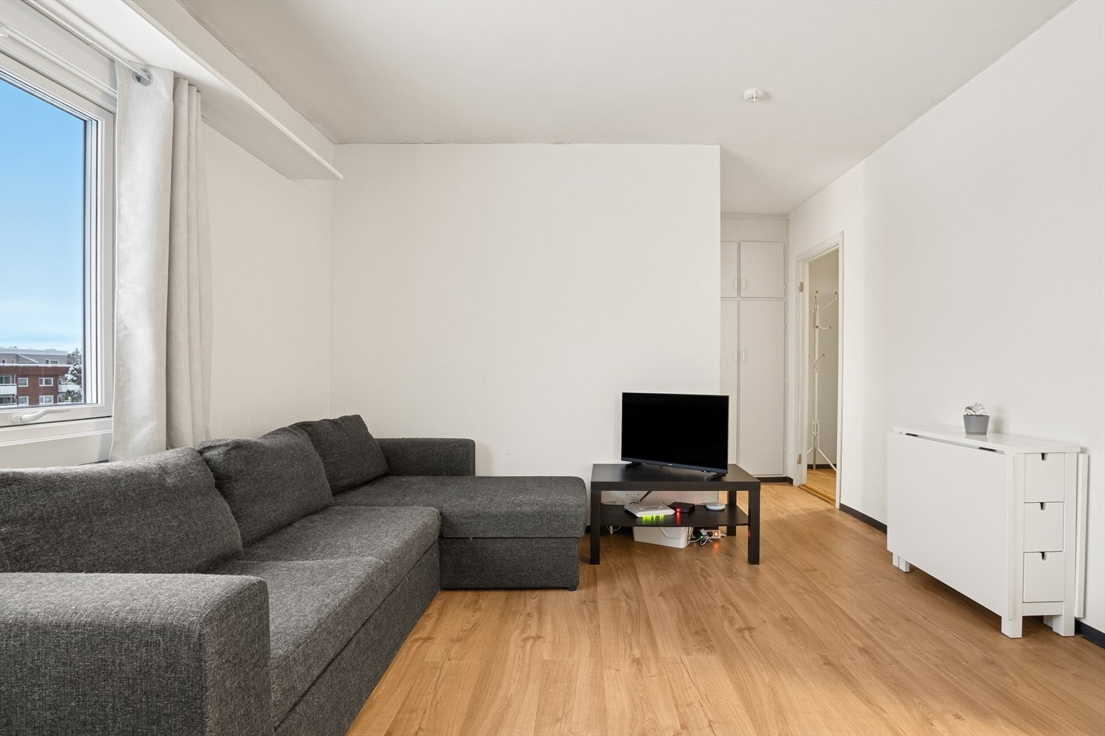 Plass til både sofagruppe og oppbevaringsmøbler gir rommet fleksible innredningsmuligheter. Galleribilde