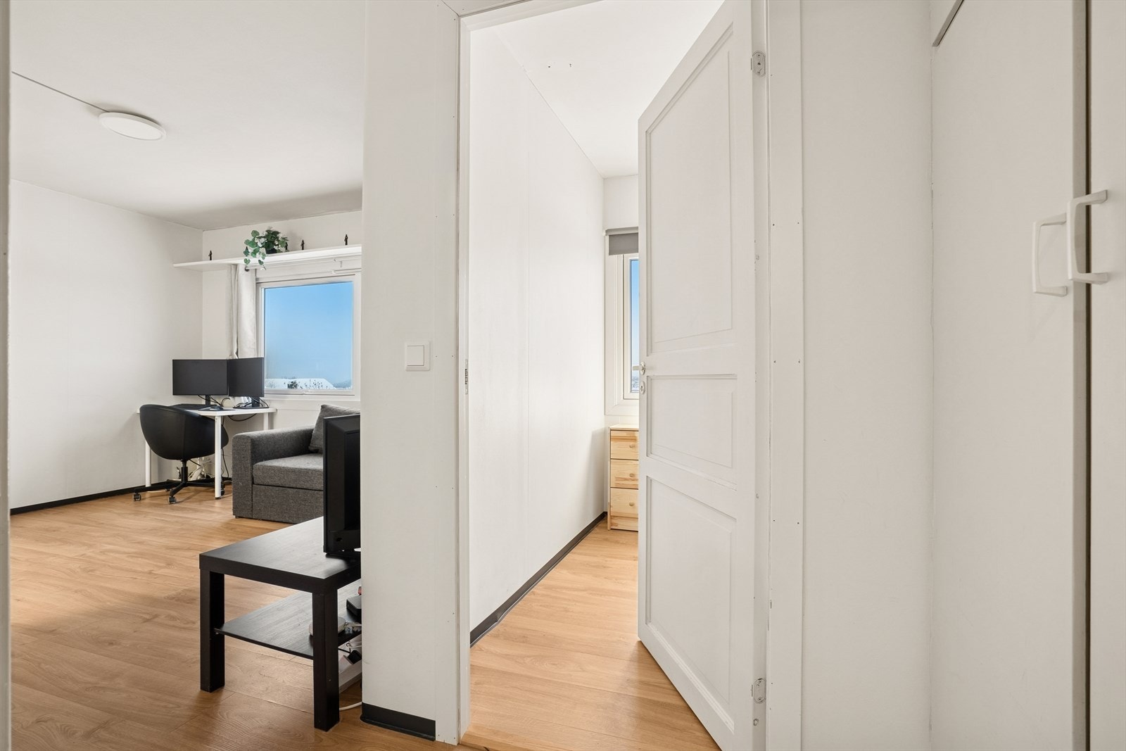 Direkte forbindelse til stue og soverom gir enkel tilgang mellom rommene. Galleribilde