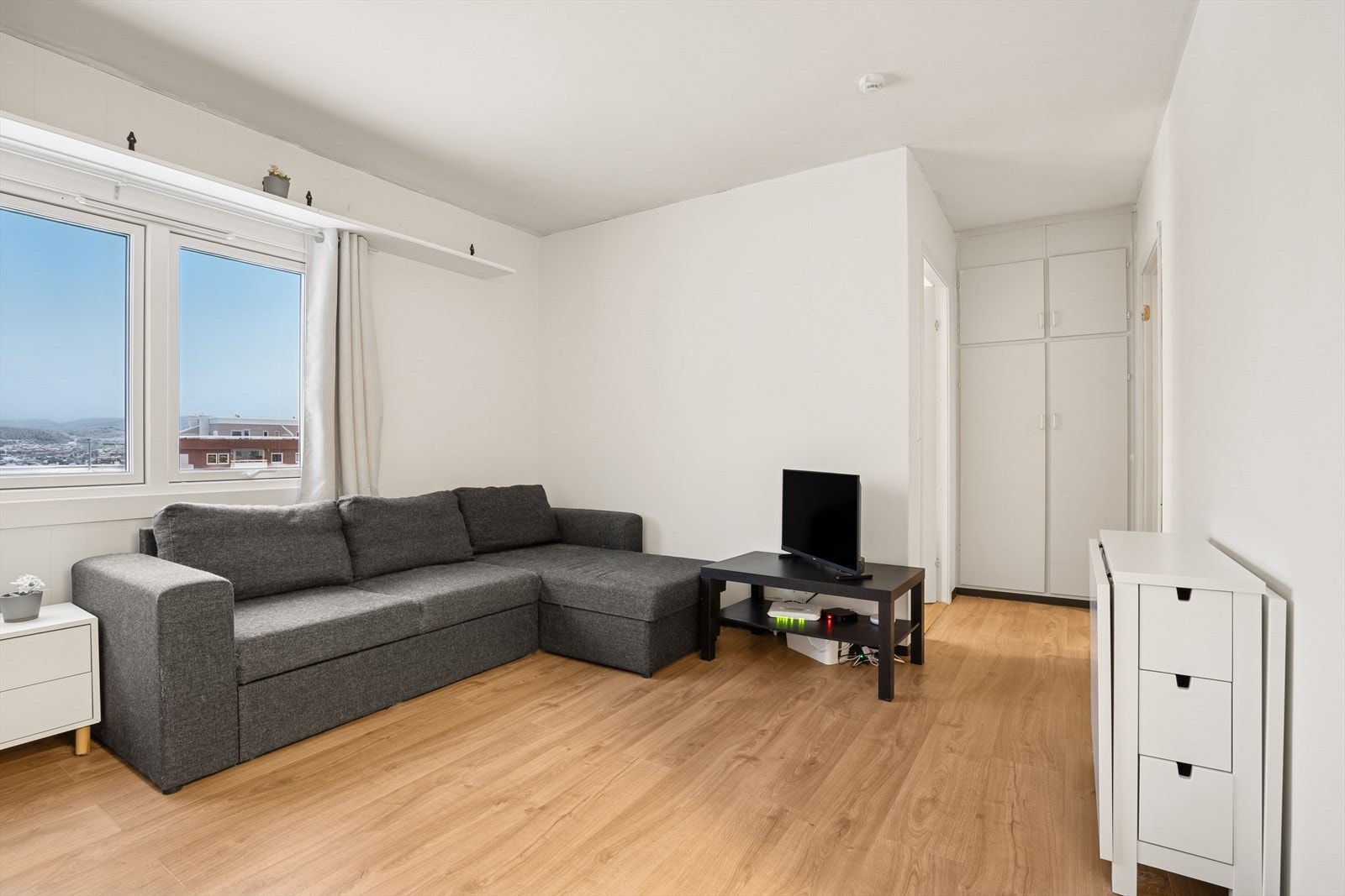 Store vinduer gir godt med naturlig lys og utsikt mot nærområdet. Galleribilde