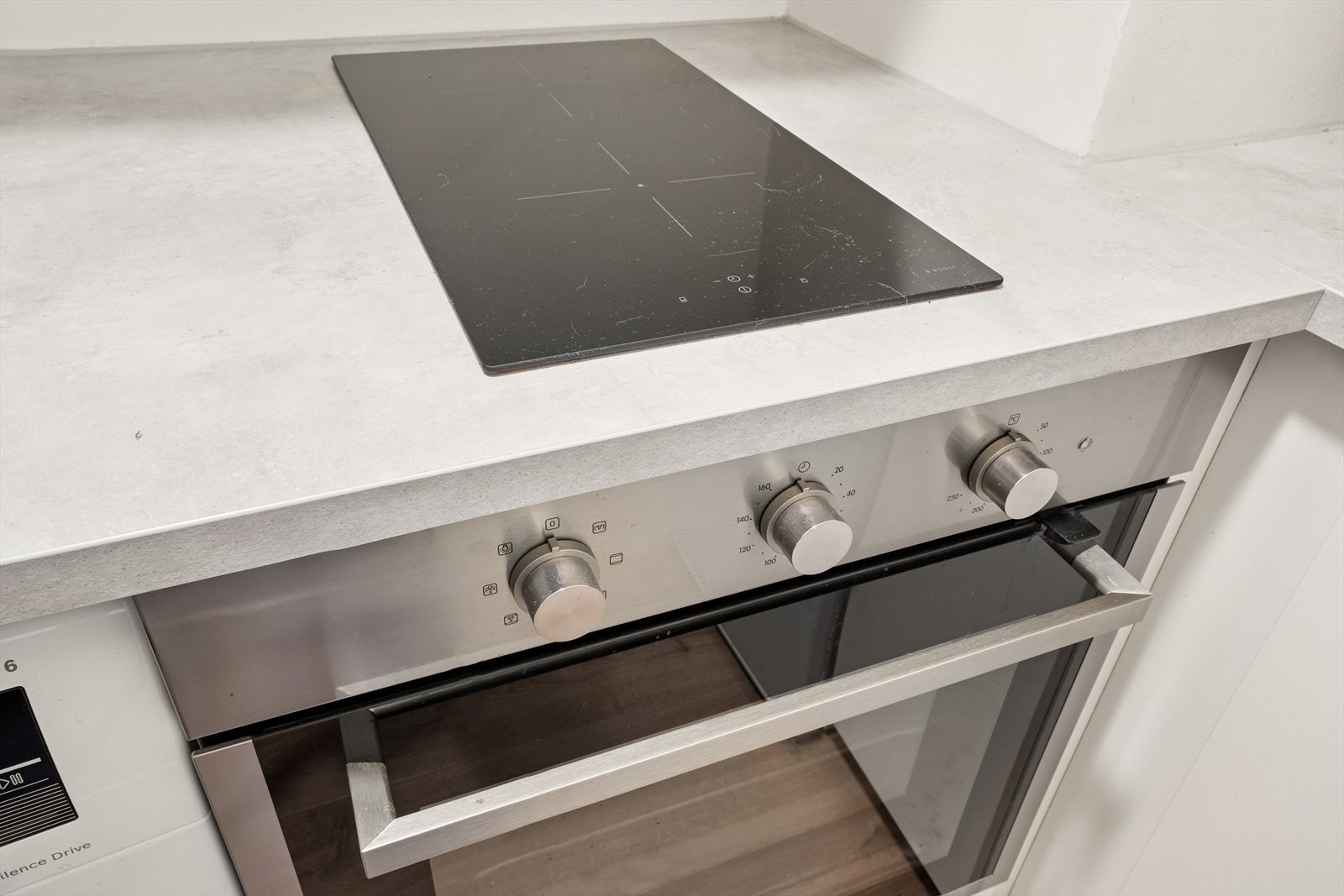 Platetopp med avtrekk og komfyrvakt sikrer trygg matlaging. Galleribilde