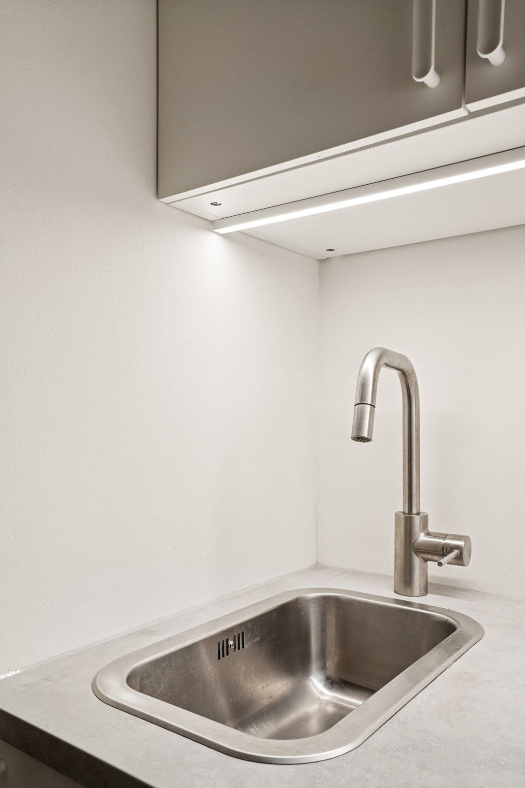 Kjøkkenet er utstyrt med en praktisk stålvask og moderne blandebatteri. Galleribilde