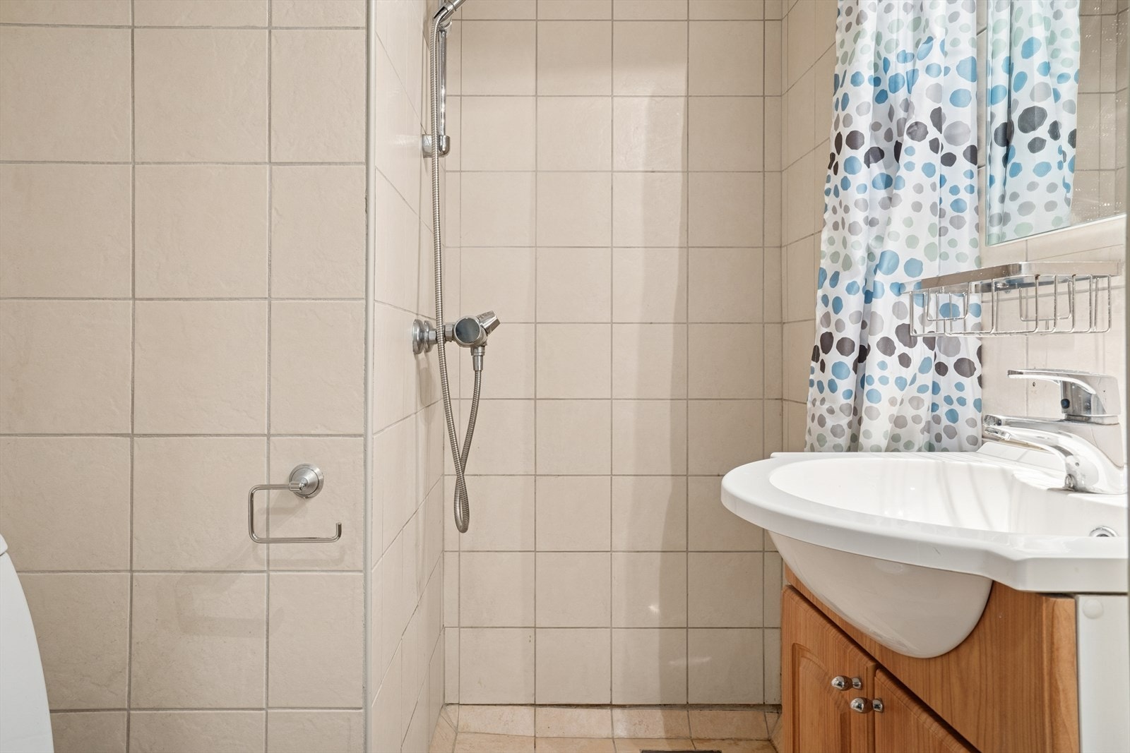 Badet har flislagte overflater på gulv- og vegg. Galleribilde