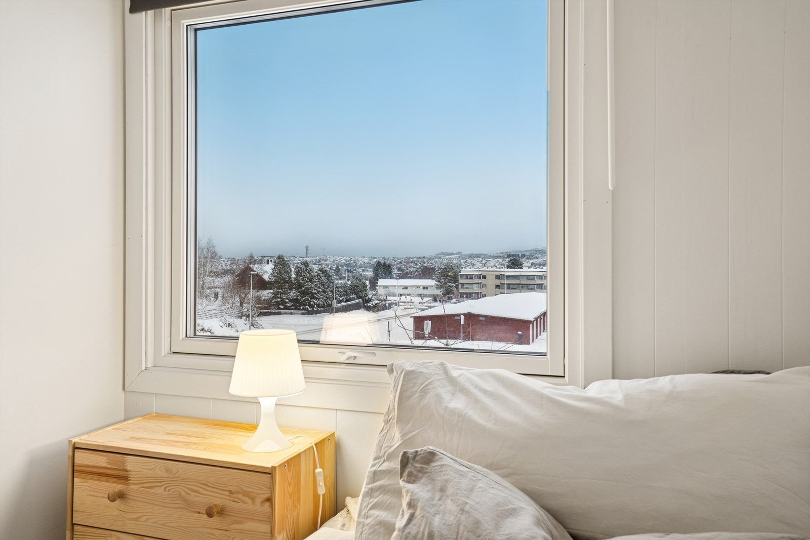 Store vinduer gir godt utsyn mot nærområdet og bidrar til rommets lysforhold. Galleribilde