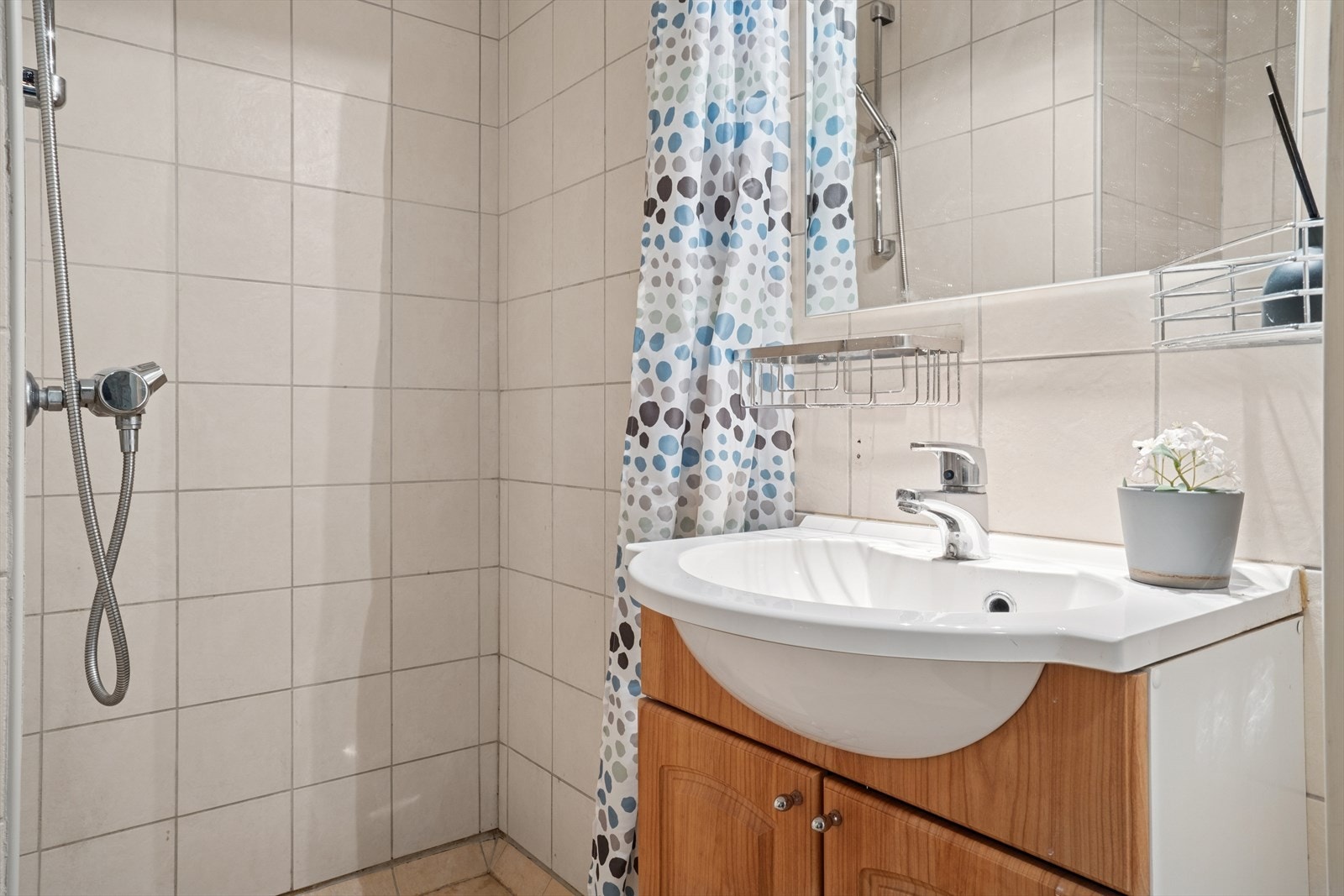 Sanitærutstyr inkluderer gulvmontert toalett og åpen dusjsone. Galleribilde