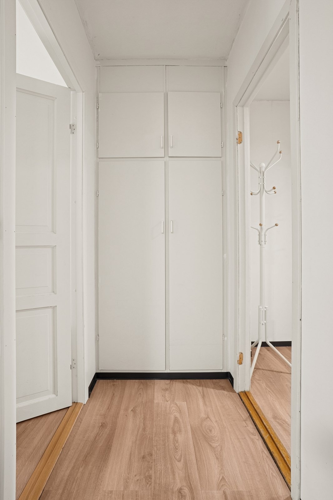 Garderobe gir effektiv oppbevaring i entréen. Galleribilde