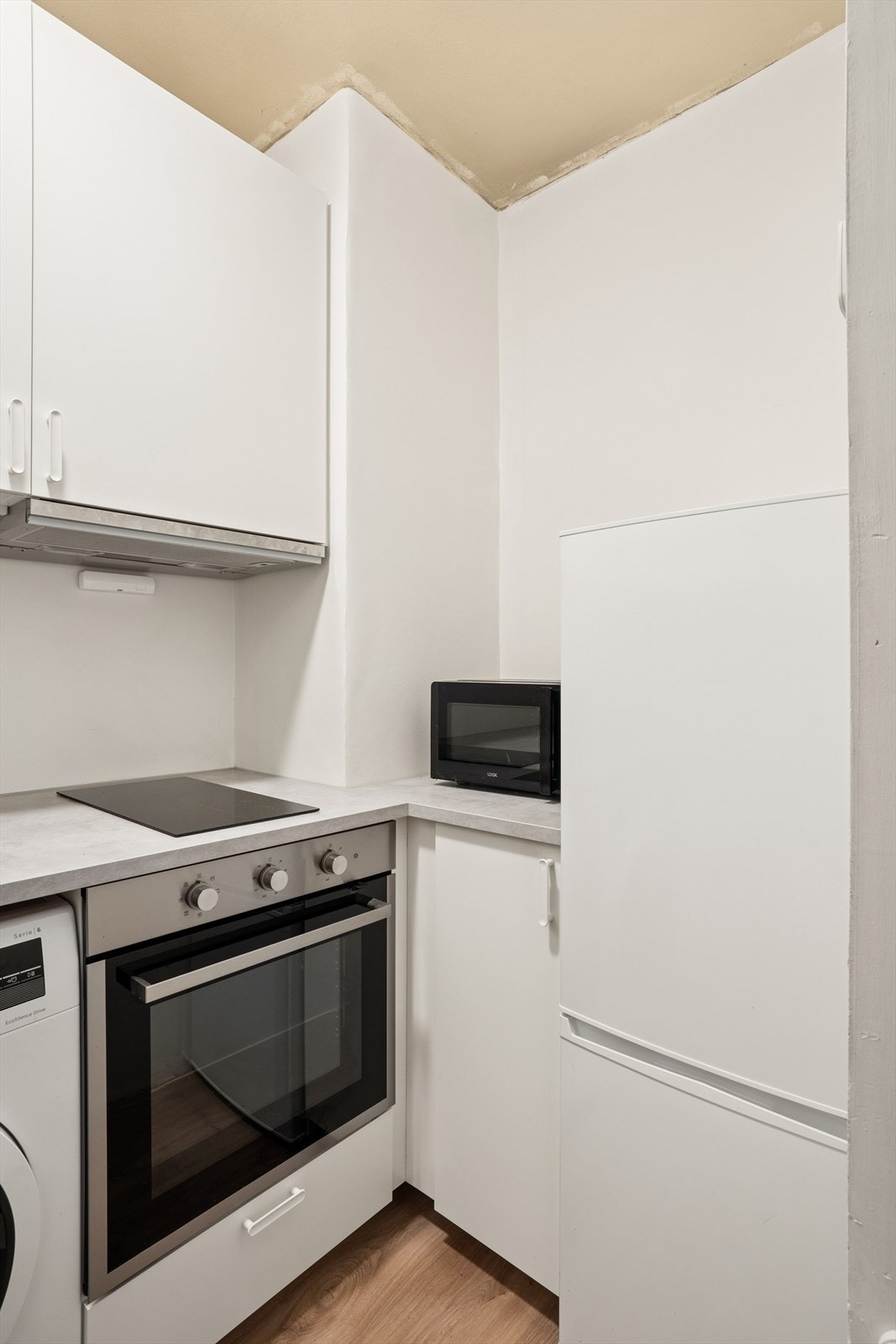 Opplegg for kjøleskap og vaskemaskin gir fleksibilitet i kjøkkeninnredningen. Galleribilde