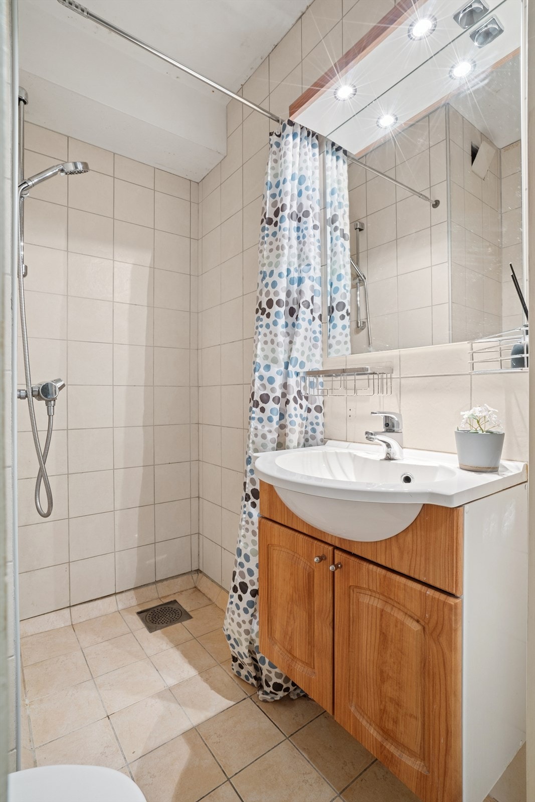 Naturlig avtrekk på badet med spalte under dørblad for tilluft. Galleribilde