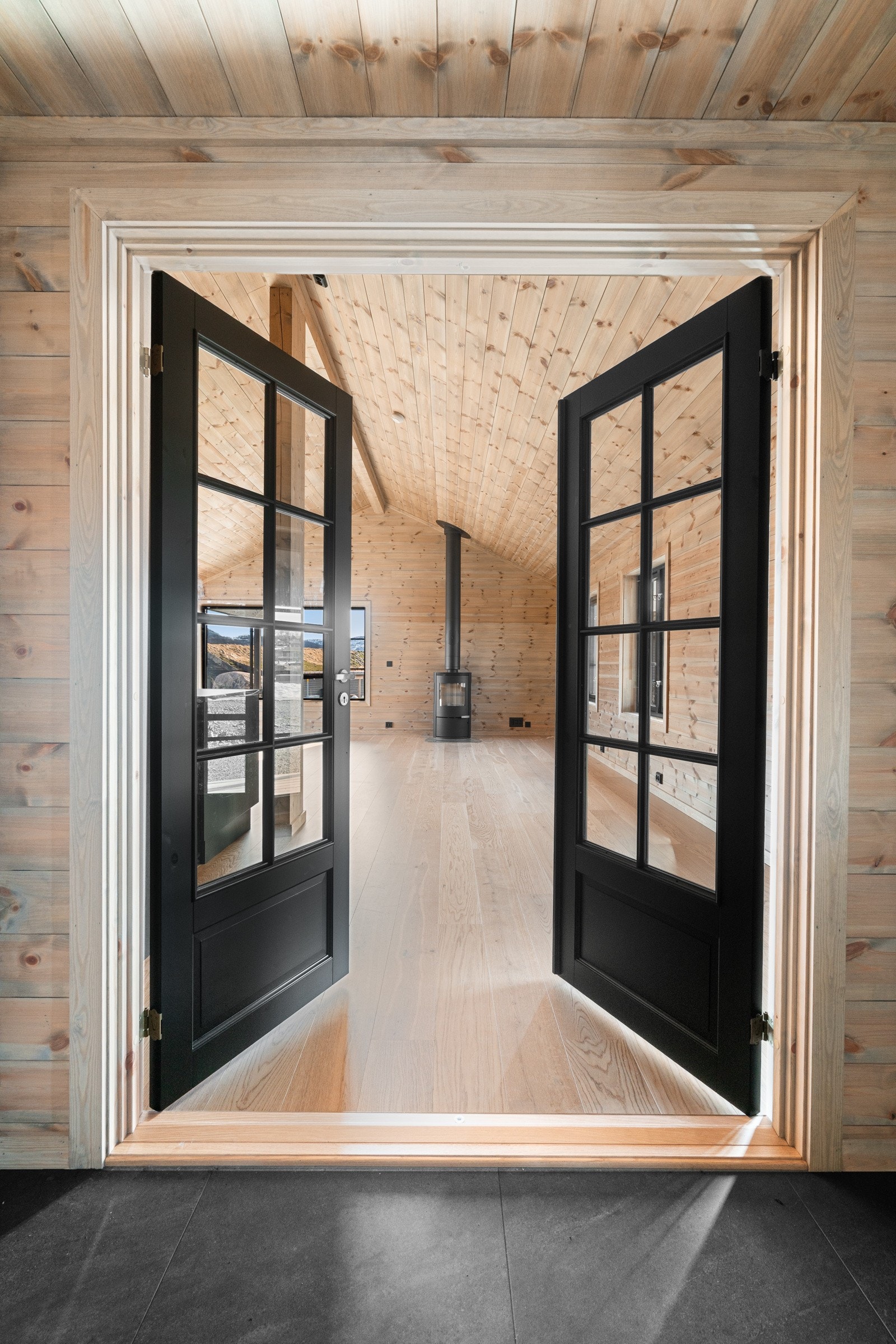 Lekker detalj med dobbelfløyet dør fra gang til stue/kjøkken. Galleribilde