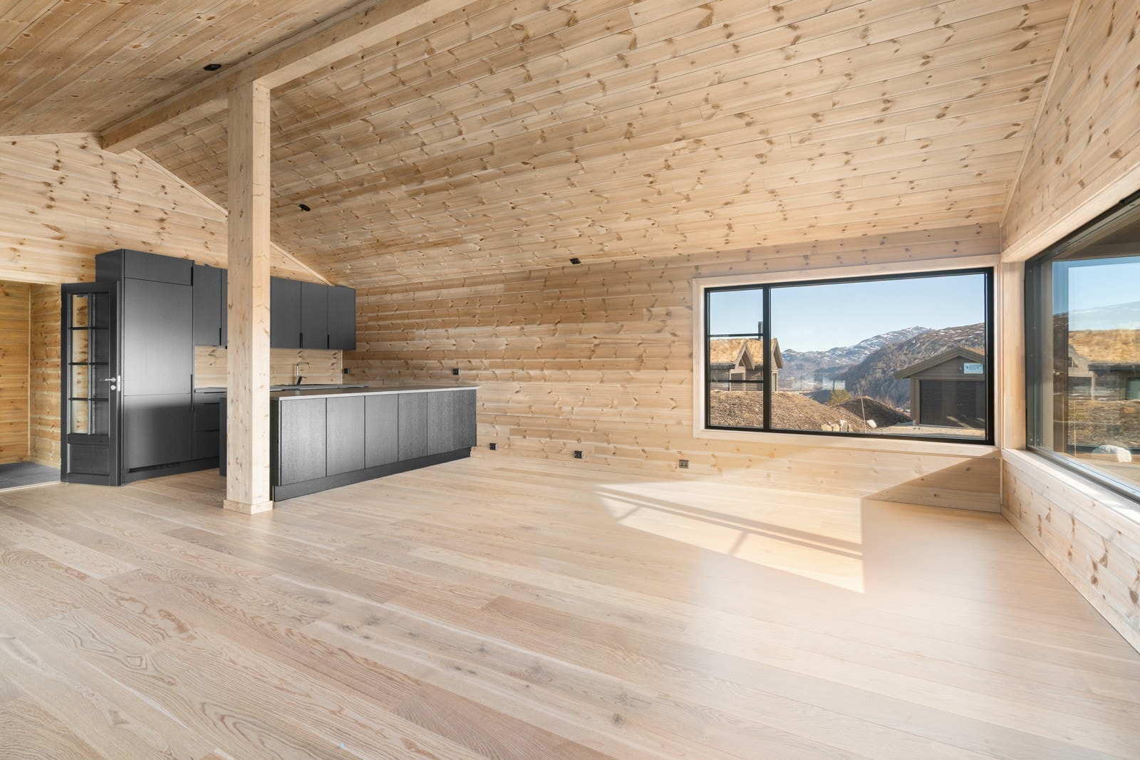 God plass til spisebord, sofagruppe og tilhørende møblement. Galleribilde