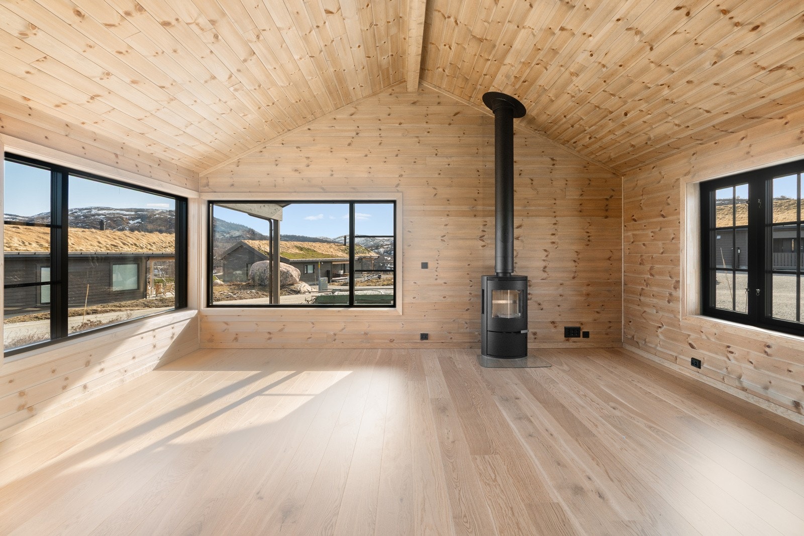 Ferdig behandlet innvendig med beis fra Jotun, fargetone "9041/Drivved". Dørblad i sort. Galleribilde