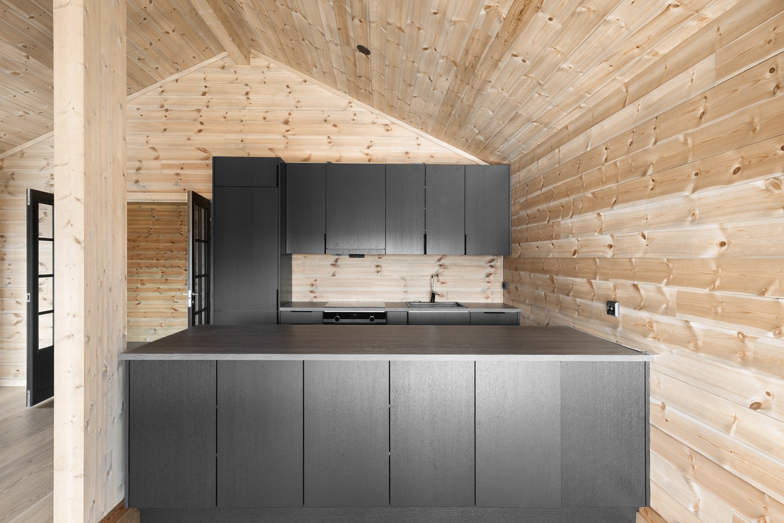 Sosialt og åpent kjøkken gjør det til en drøm å lage mat her. Galleribilde