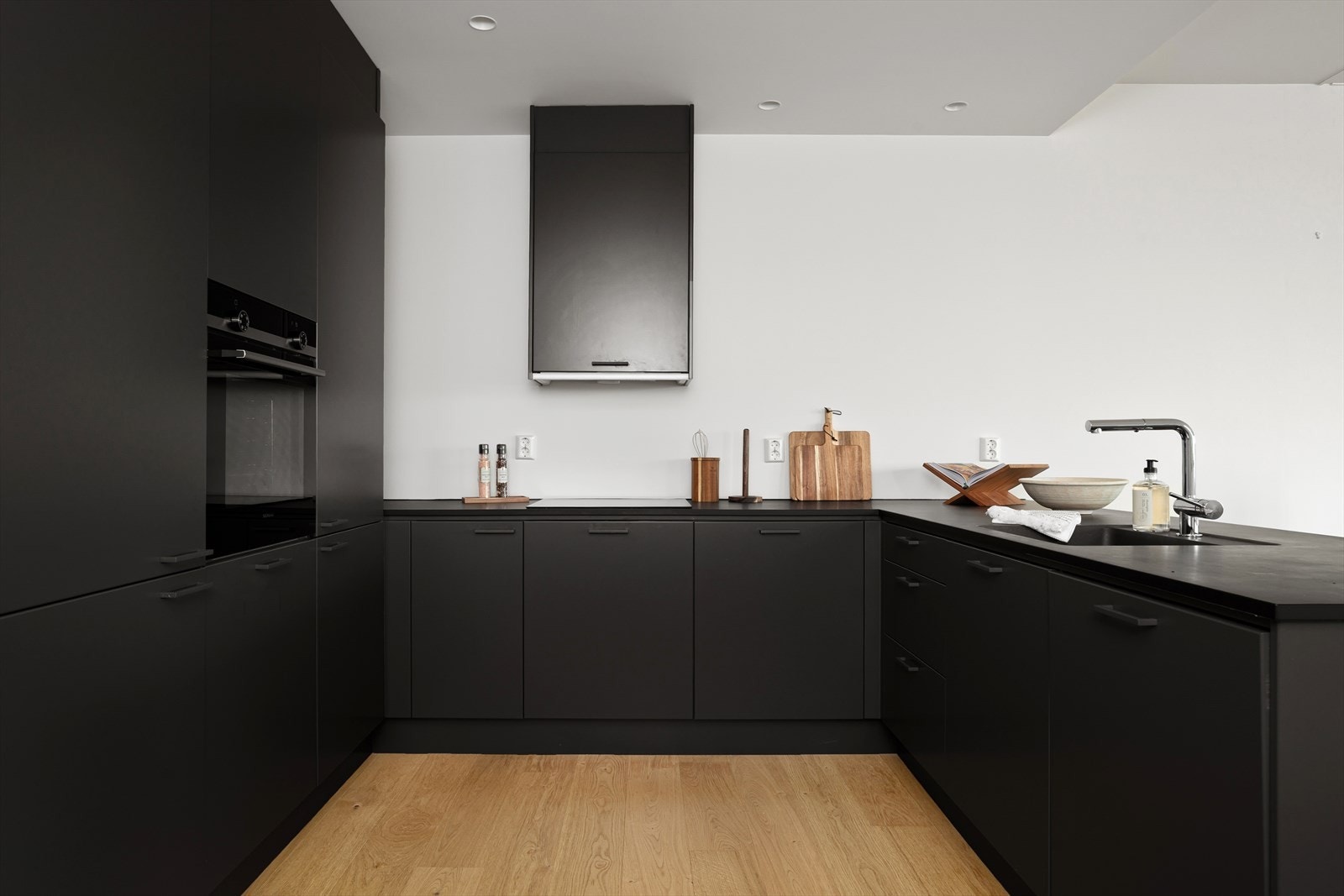 Benkeplate i kompaktlaminat, integrerte hvitevarer. Galleribilde