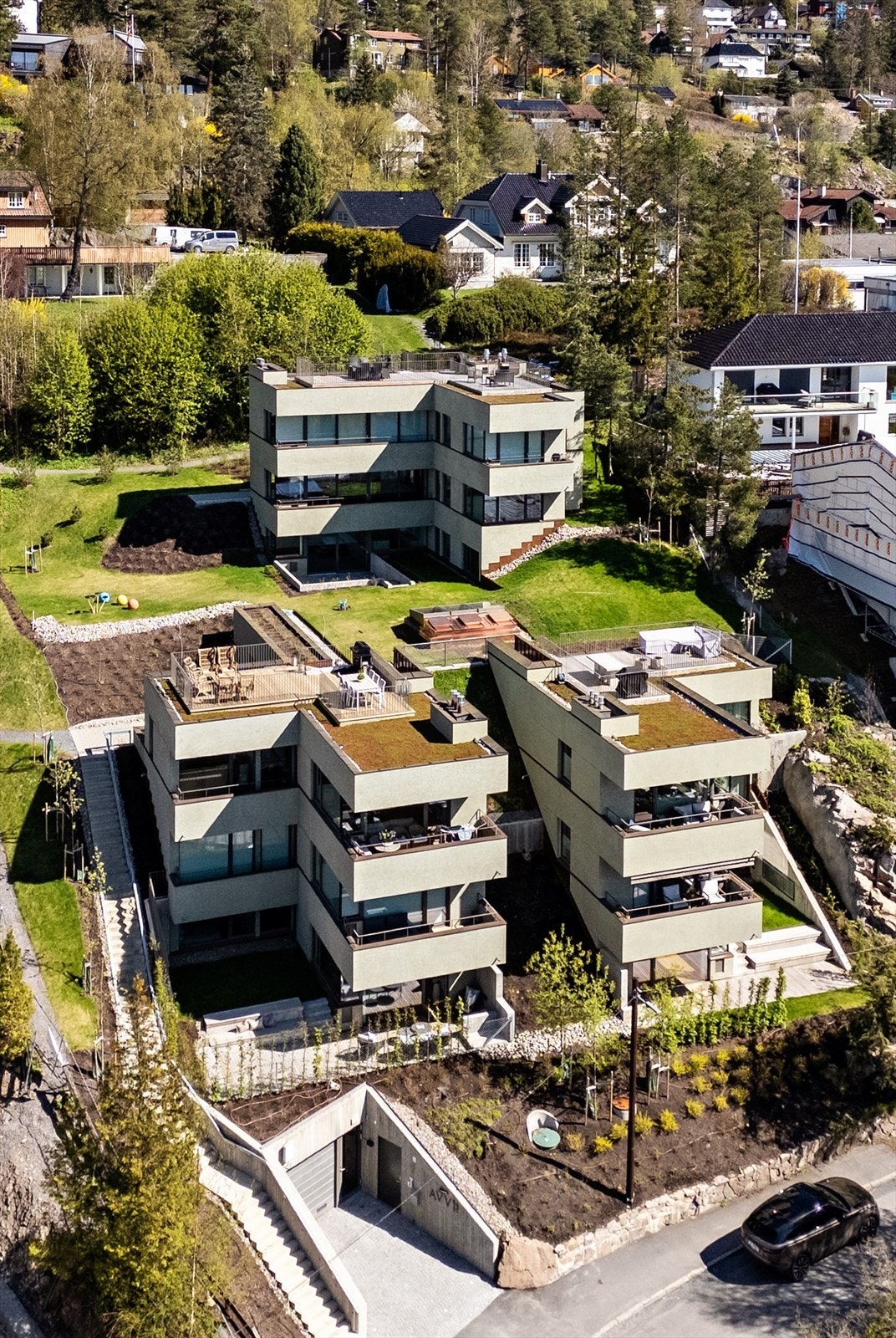 Sameiet består av 3 bygninger med totalt 9 enheter. Galleribilde