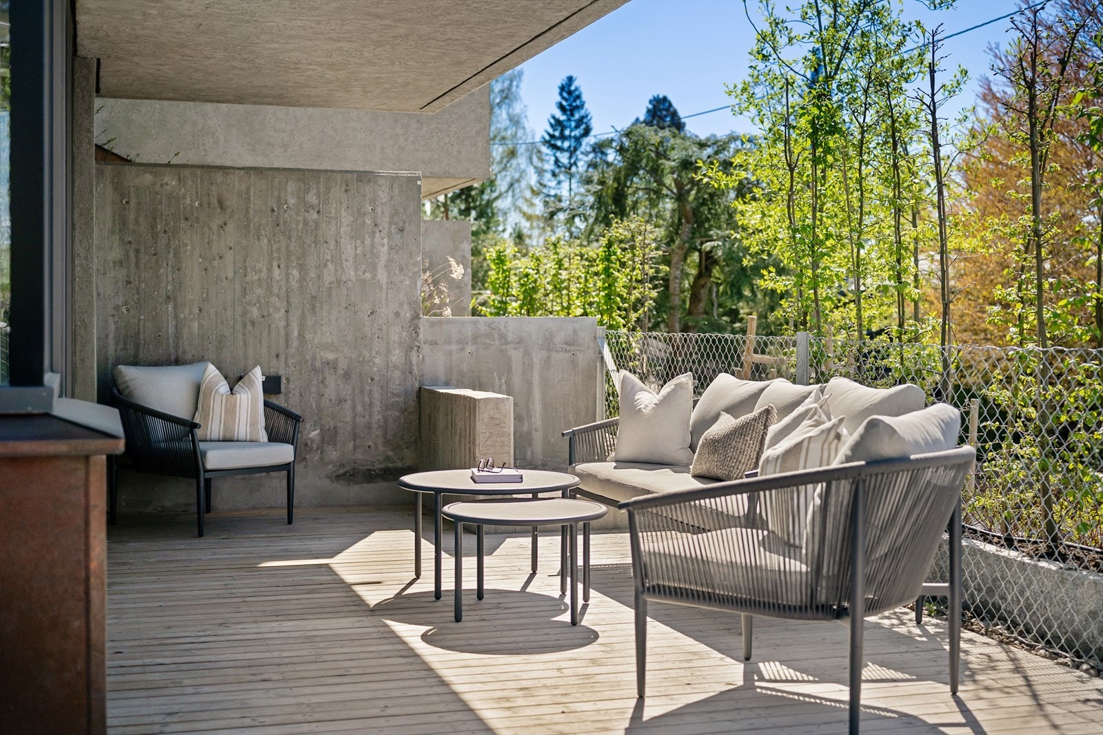 Delvis overbygget terrasse. Tredekke i trykkimpregnert trevirke. Galleribilde