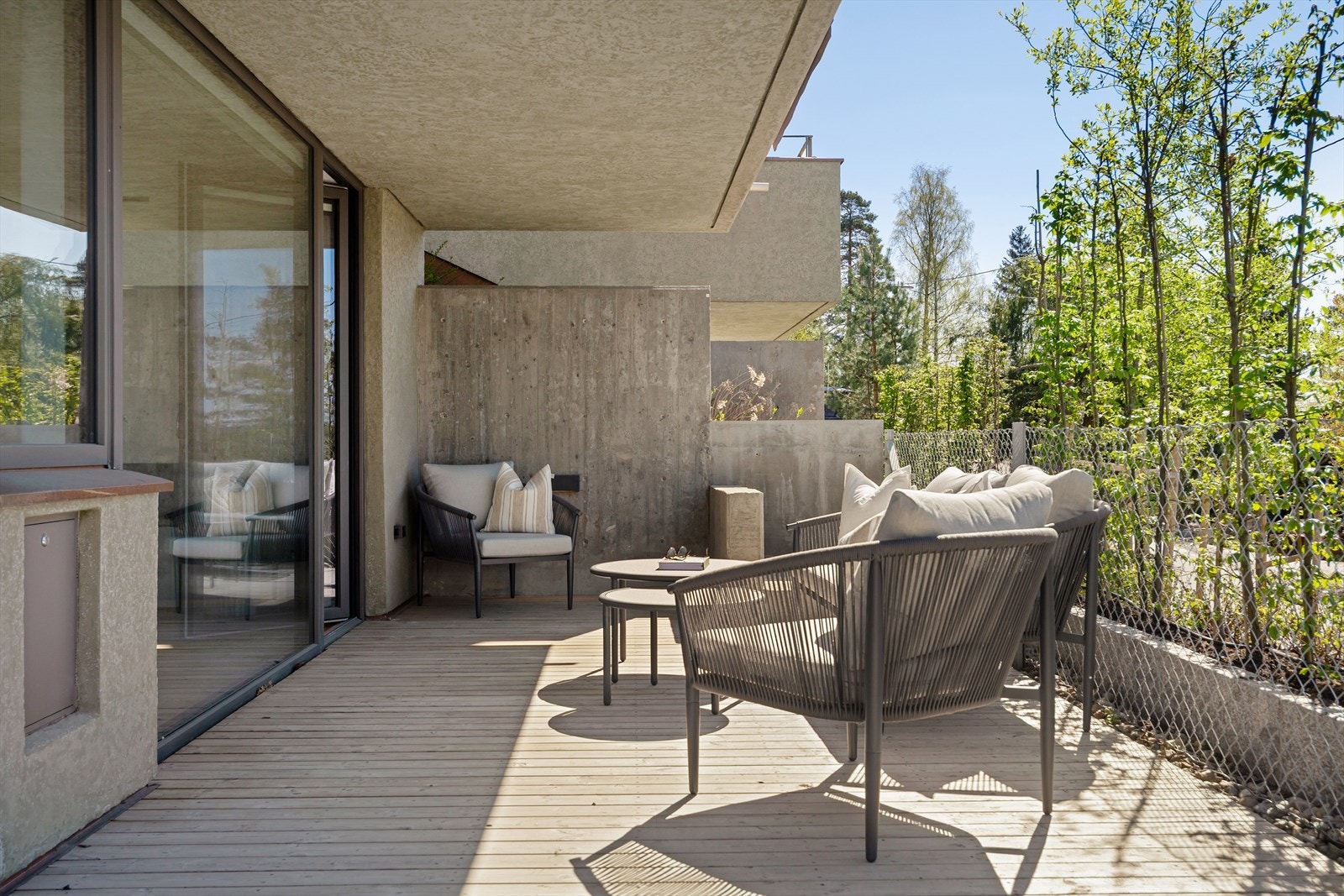 Det er plantet hekk på utsiden av gjerdet som vil vokse seg stor og tett. Galleribilde