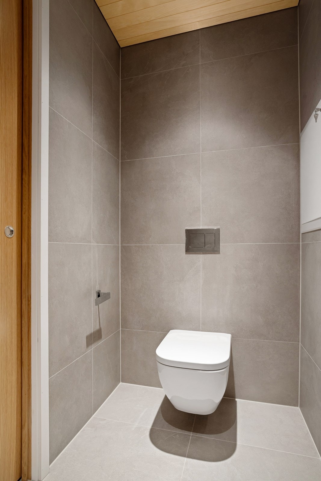 Toalettet er avskjermet fra hovedbadet med en praktisk skyvedør. Galleribilde