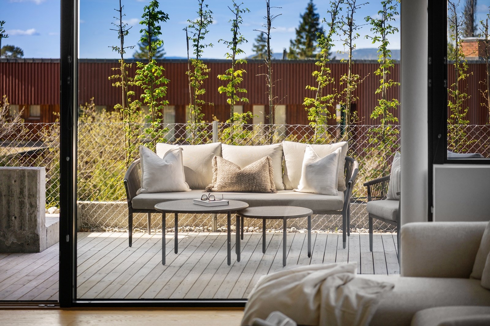 Terrassen er en naturlig forlengelse av stuen i sommerhalvåret. Galleribilde