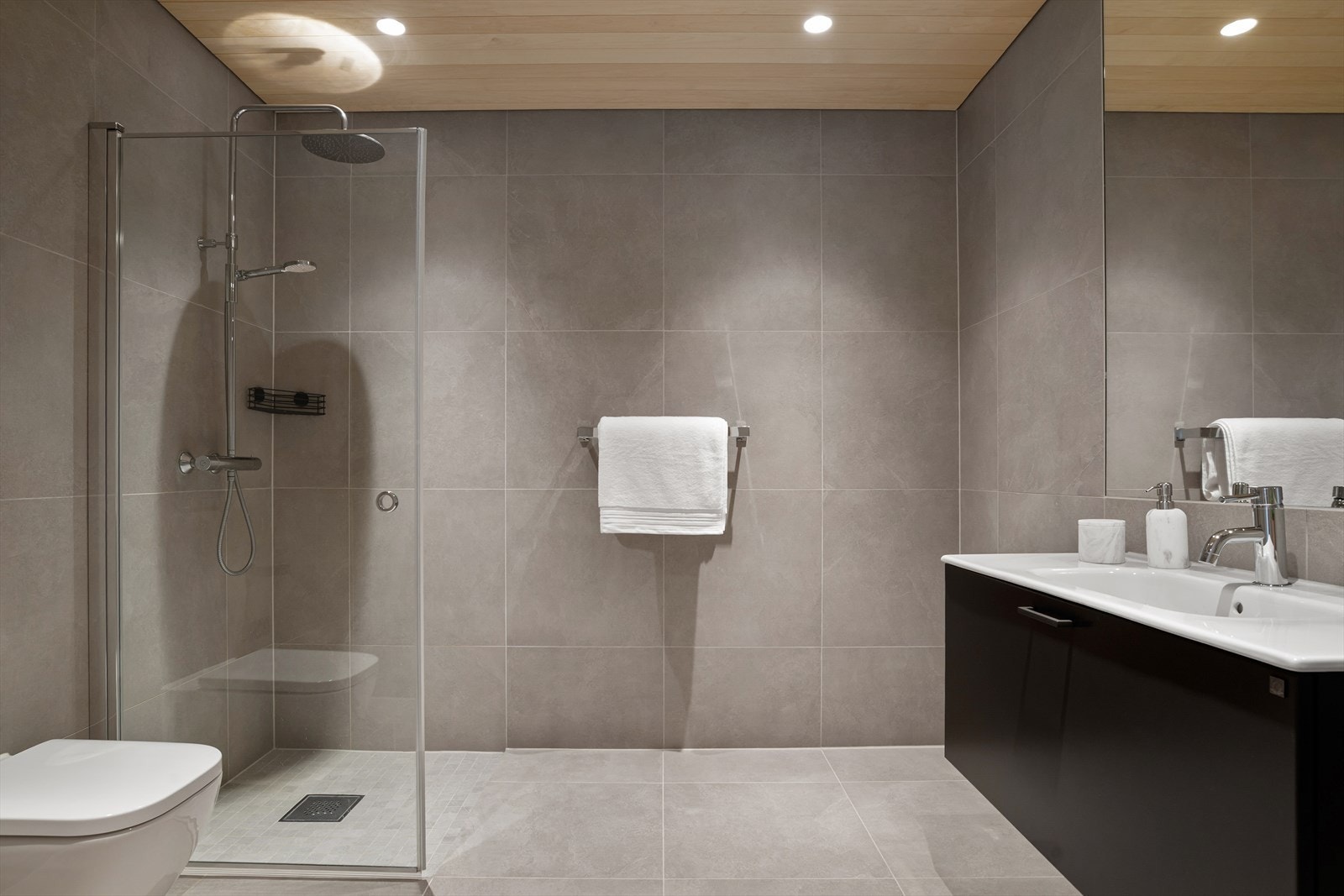 Baderom 2 med adkomst fra entreen. Galleribilde