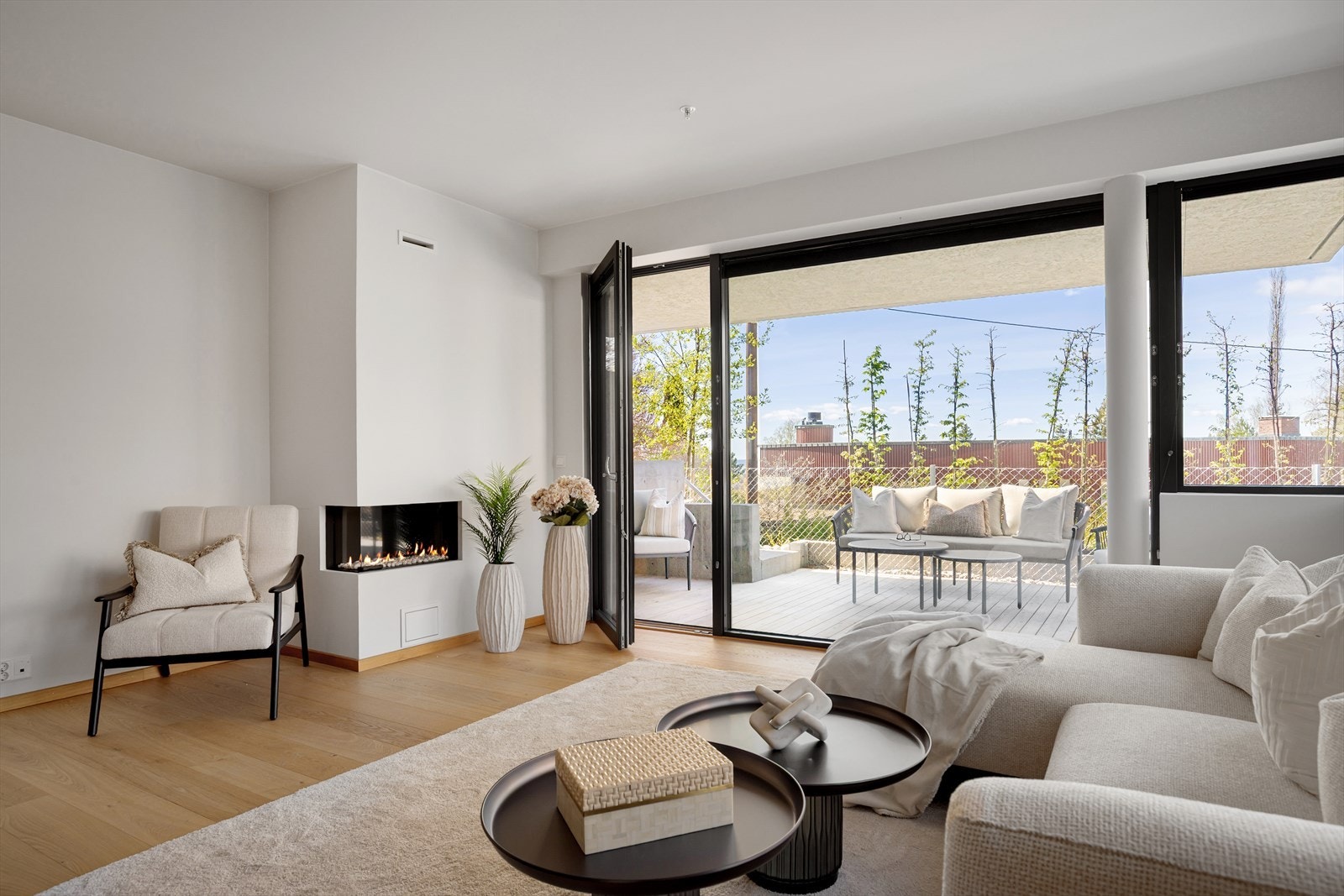 Store vinduer gir meget gode lysforhold. Fra stuen er det utgang til terrasse og videre til hagen. Galleribilde