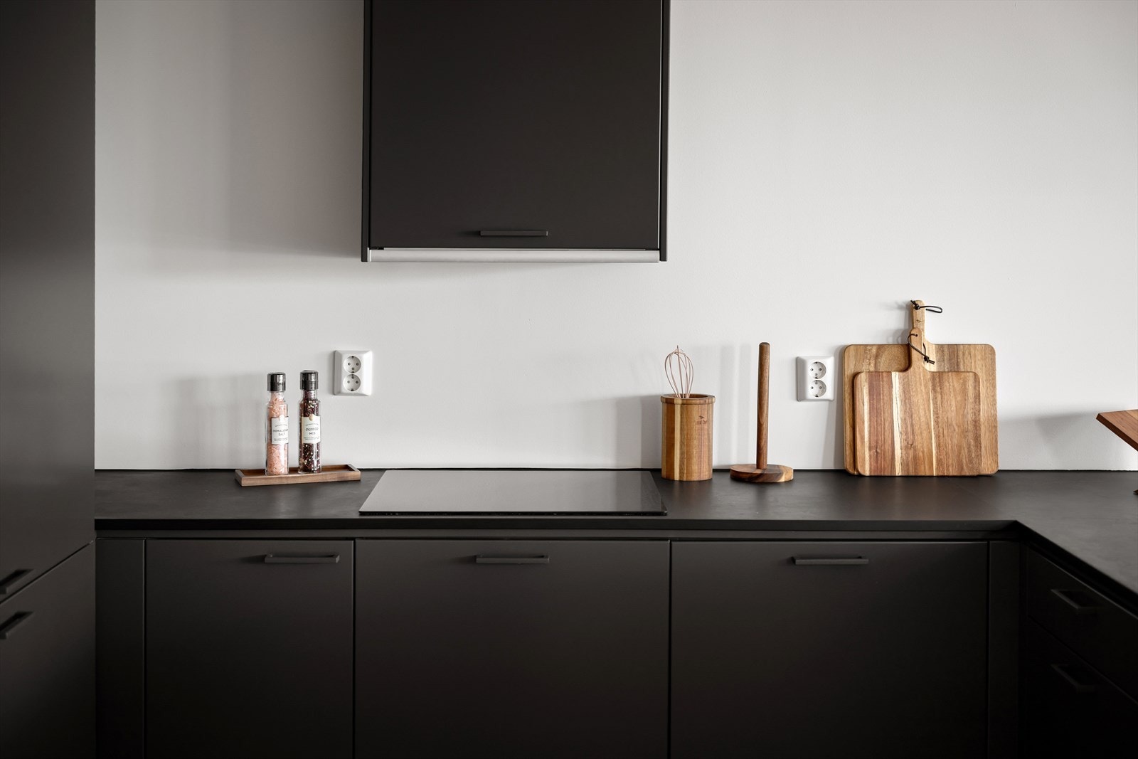 Induksjonstopp med vifte tilknyttet mekanisk avtrekk. Galleribilde