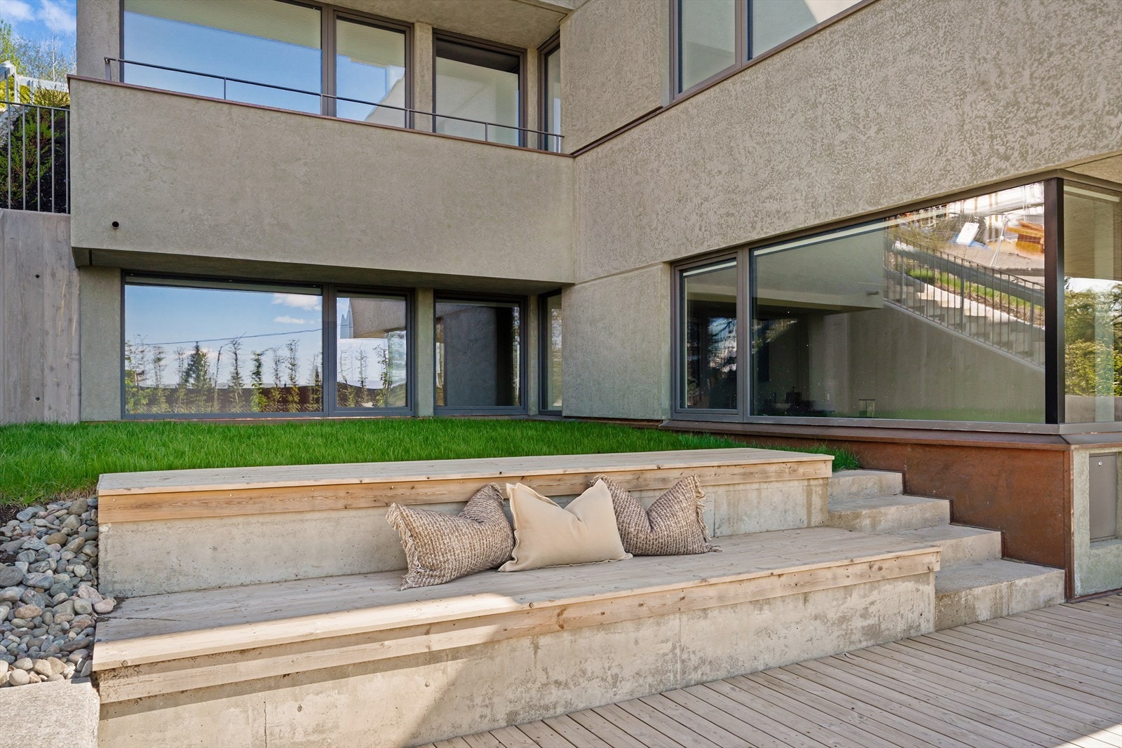 Hyggelig benk bygget inn i terrenget. Vinduene i bakkant er til soverommene. Galleribilde