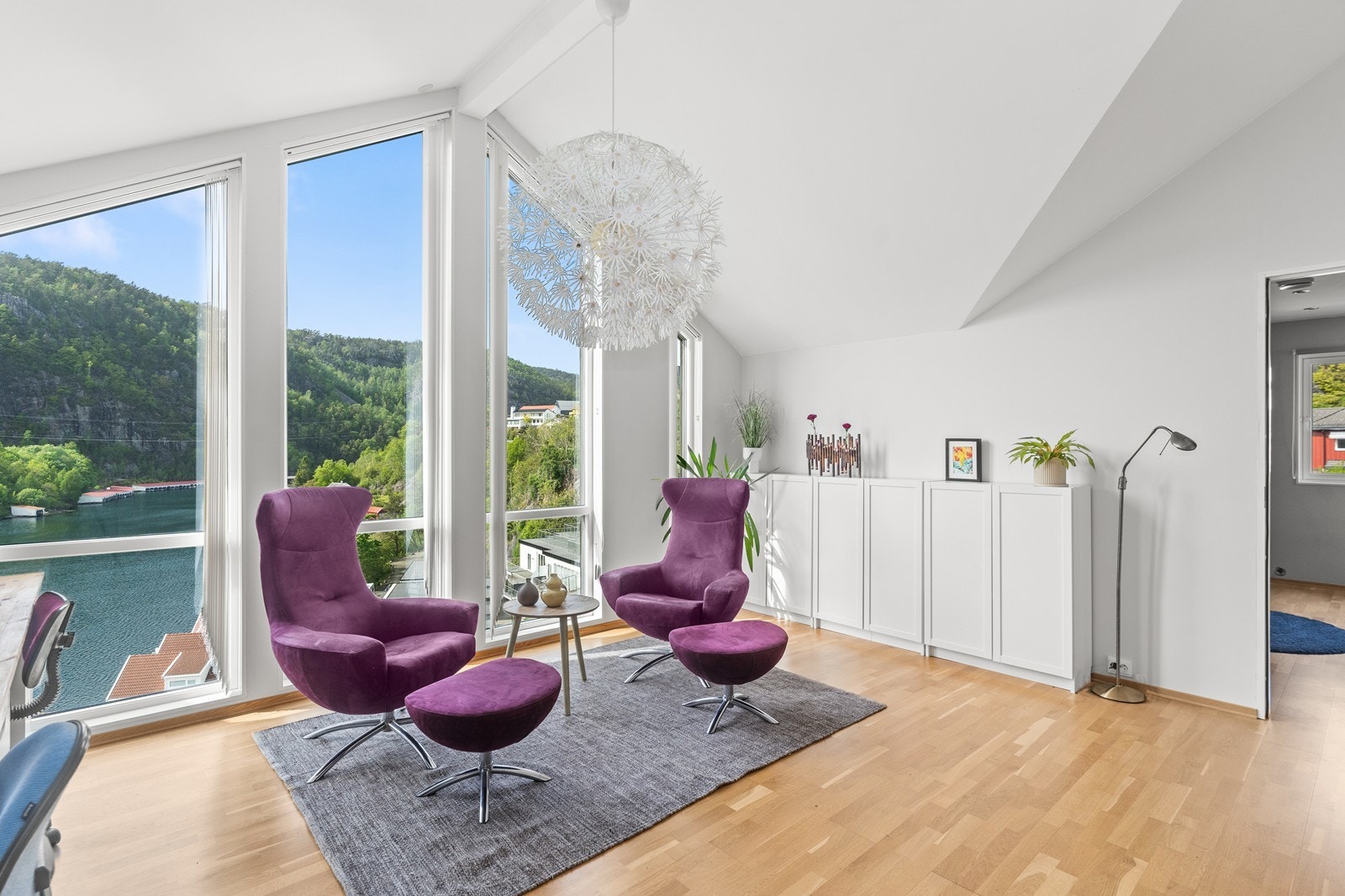 Loftstue med store vindusflater og høy himling. Galleribilde