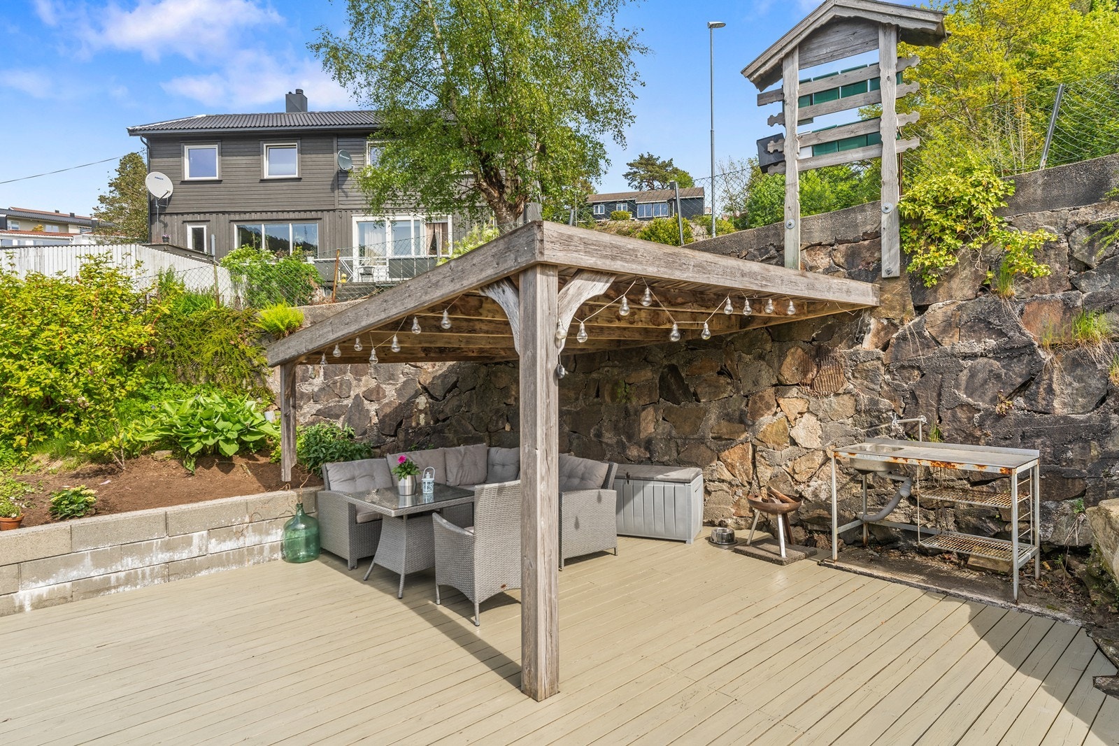 Terrasse med halvtak. Galleribilde