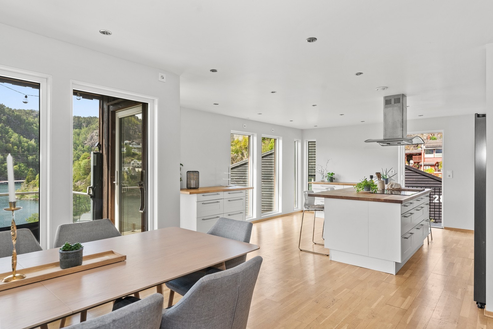 IKEA kjøkken med stor kjøkkenøy. Utgang til altan. Galleribilde