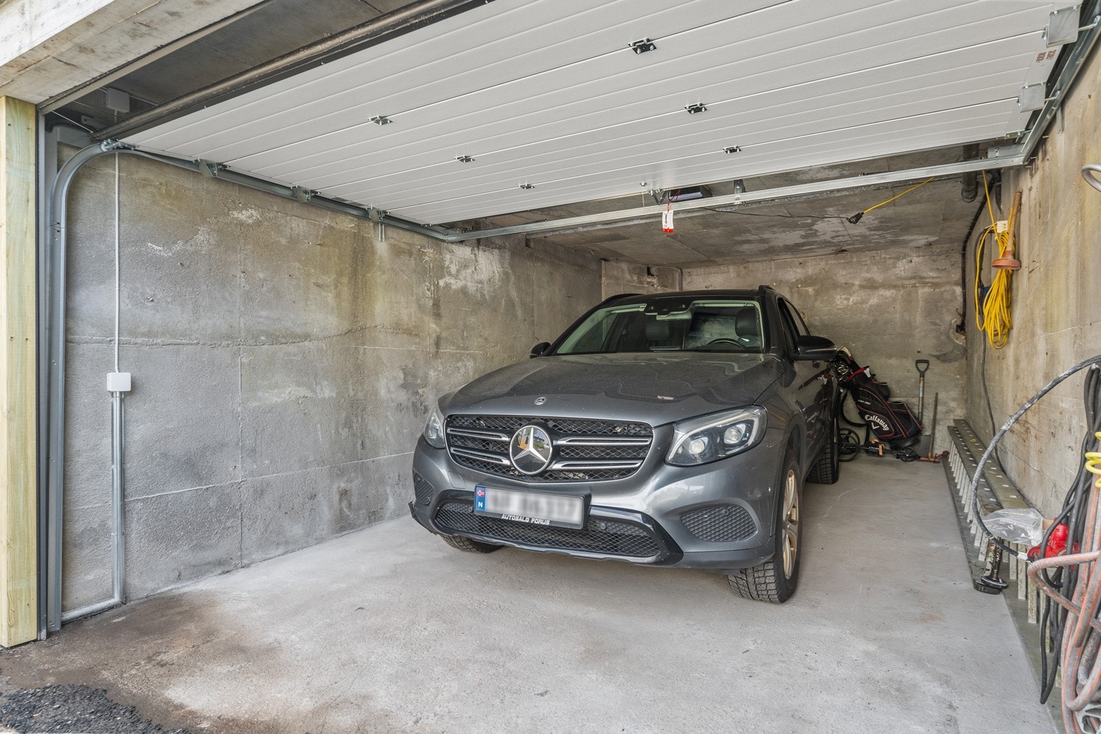 Garasje som er integrert i boligen. Galleribilde