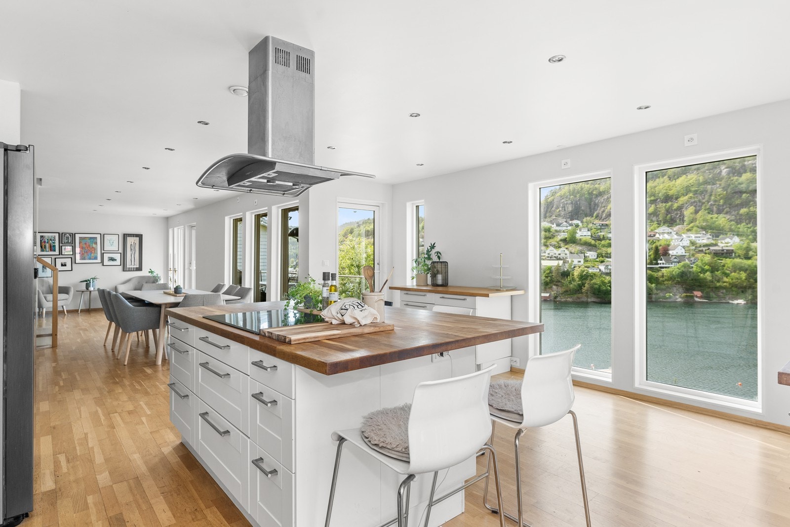 Kjøkken, spisestue og stue. Galleribilde