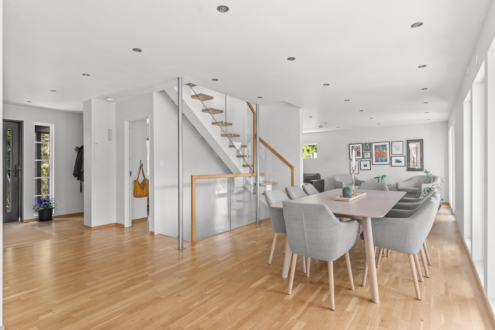 Stort og åpent. Plass til langbord. Galleribilde