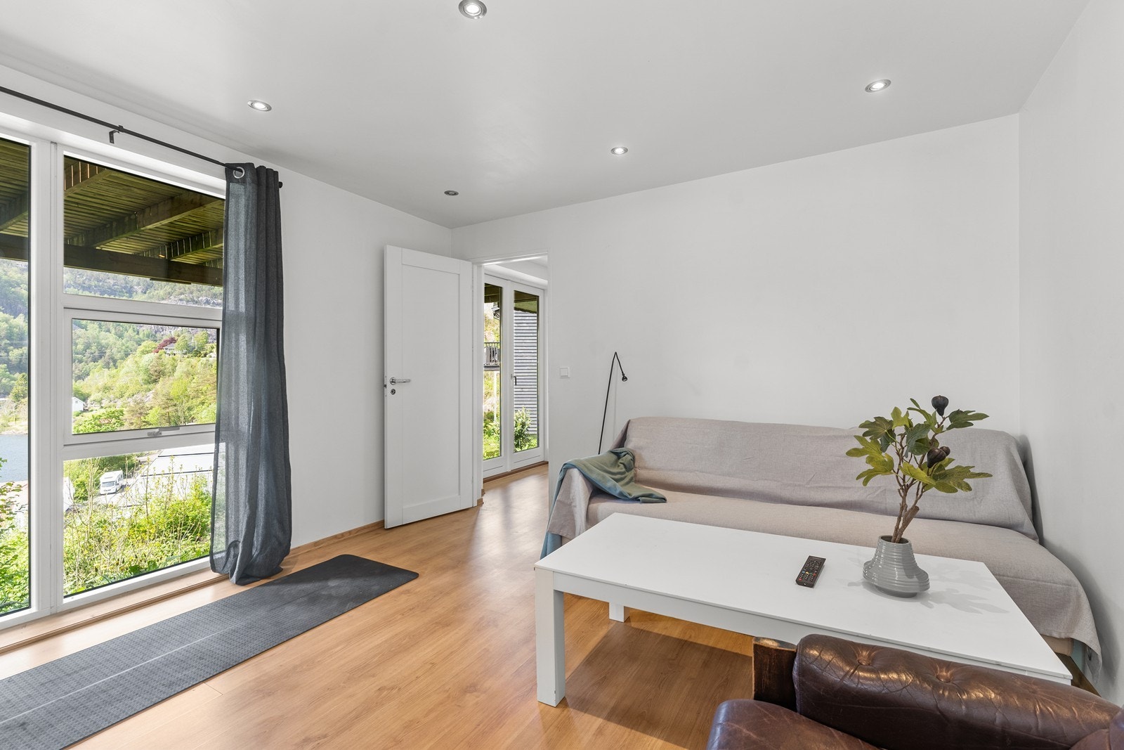 Kjellerstue med utsikt. Galleribilde