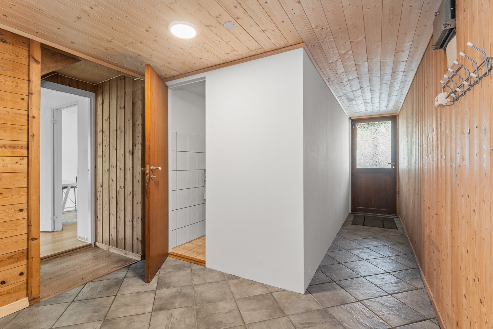 Gang med utgang til uteområde og mot garasje. Galleribilde