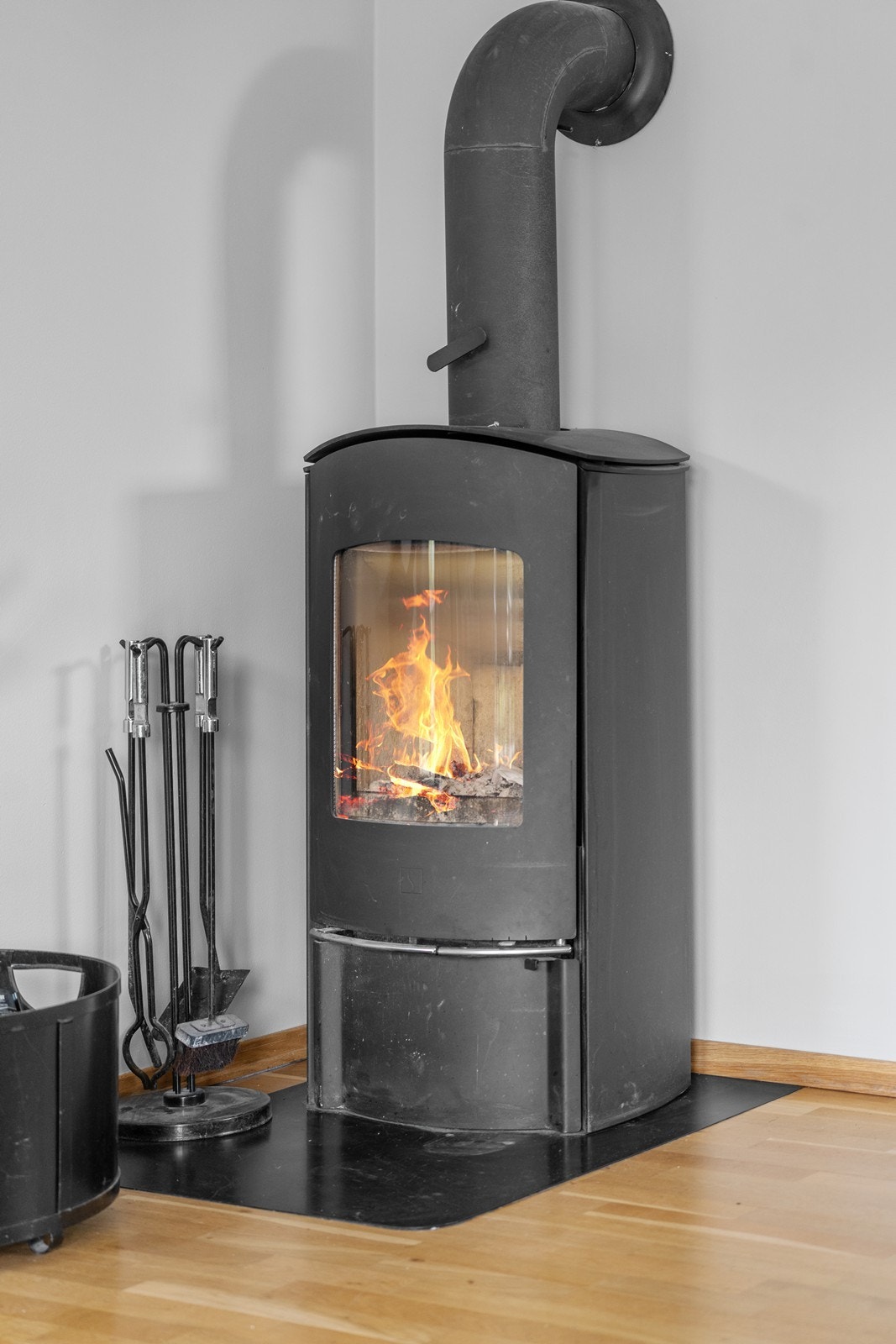 Vedovn og vannbåren varme for oppvarming. Galleribilde