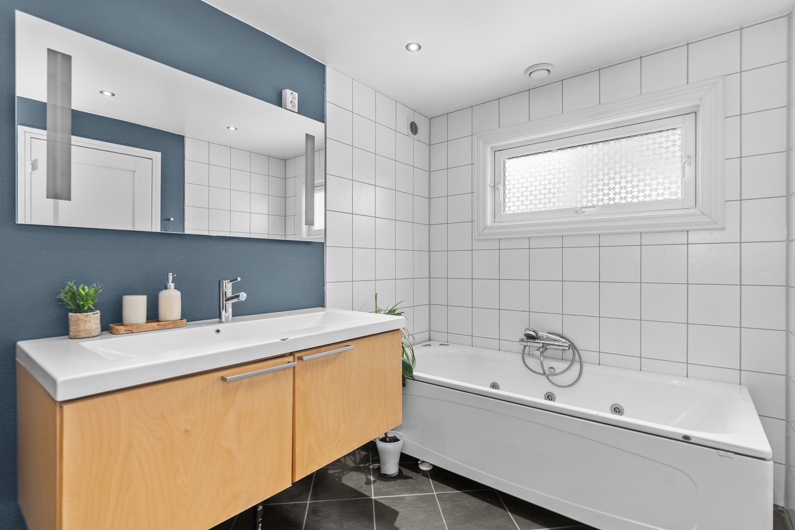 Fliser på gulv og ved badekar. Galleribilde