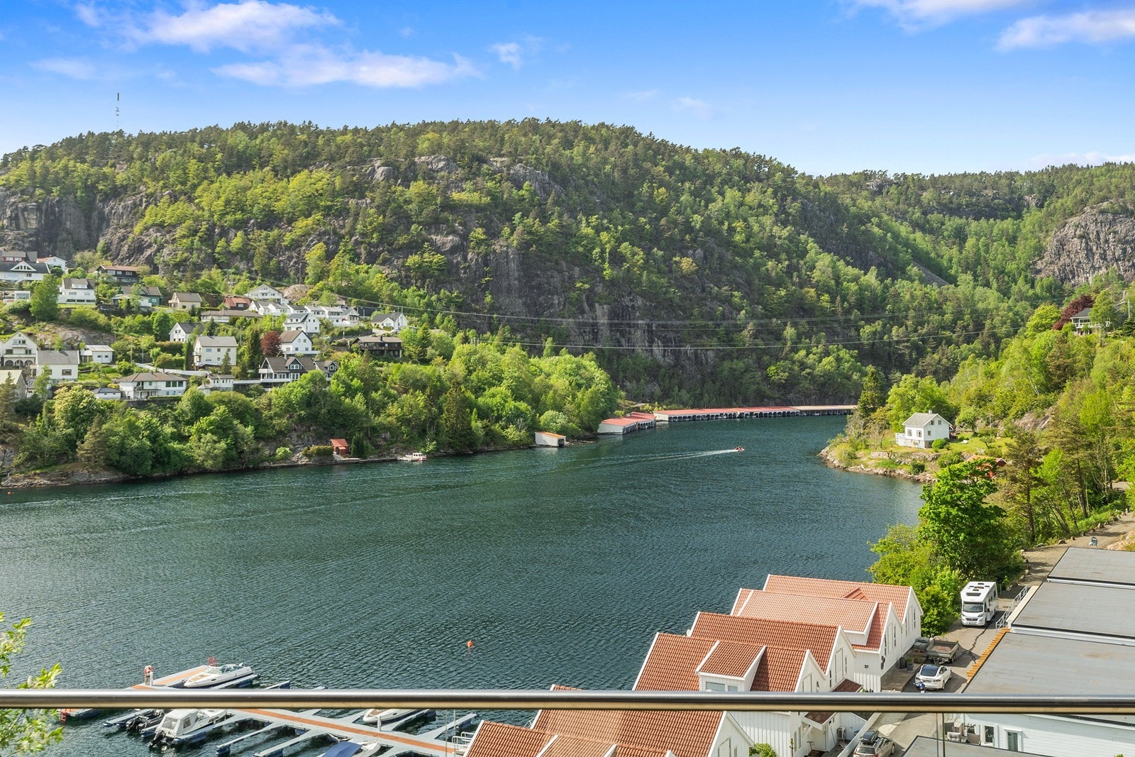 Boligen ligger mot vest og har gode solforhold/ kveldssol. Galleribilde