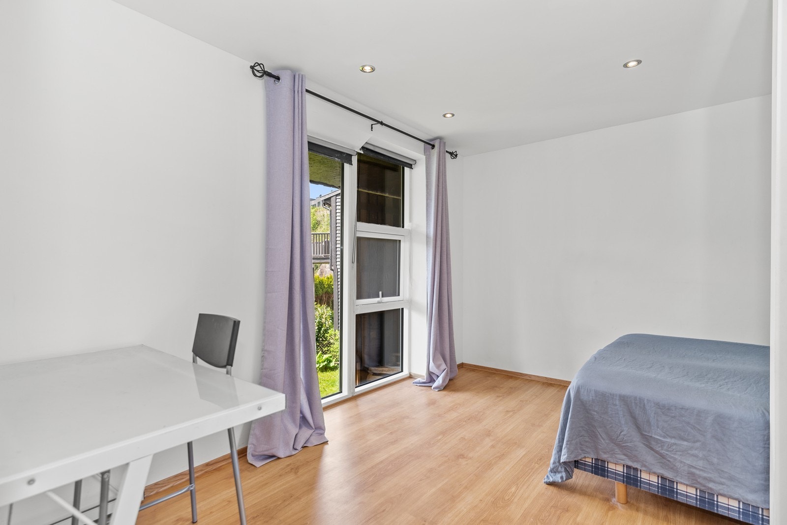 Soverom med garderoberom. Galleribilde