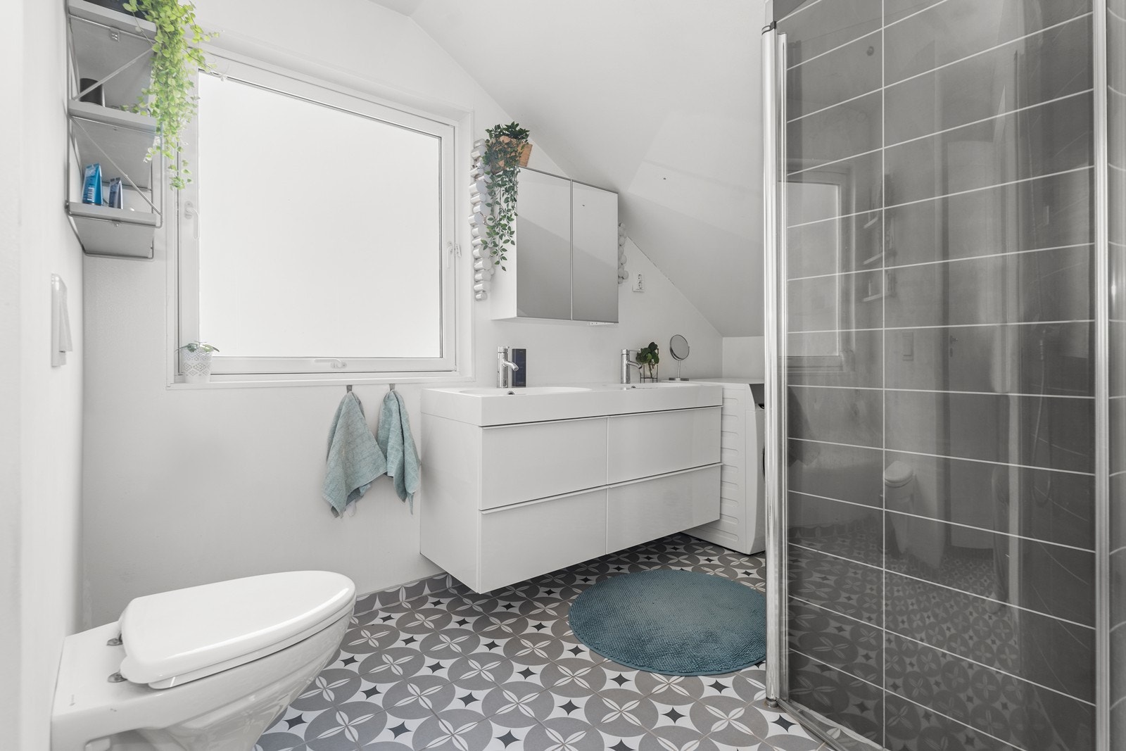 Bad/ wc i loftsetasjen. Det er bad/ wc i hver etasje. Galleribilde