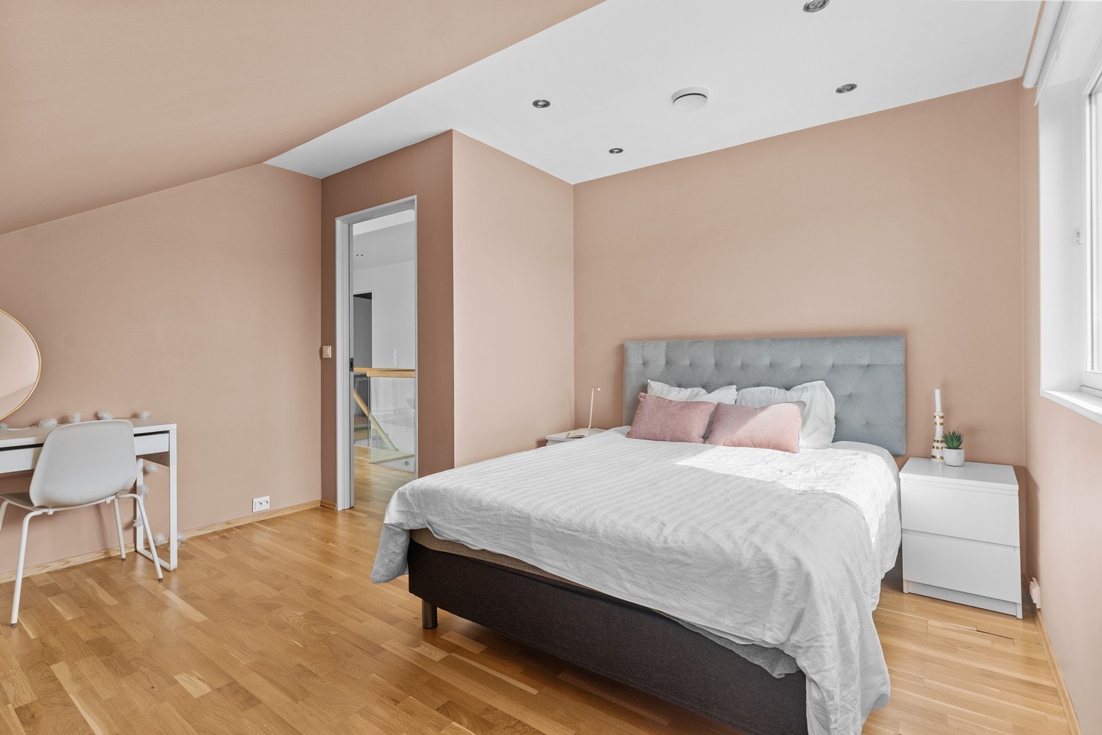 Det er totalt 4 soverom i loftsetasjen. Galleribilde