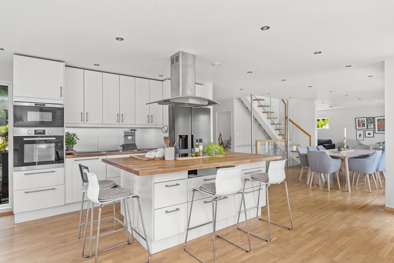 God benk- og skapplass. Integrerte hvitevarer. Galleribilde